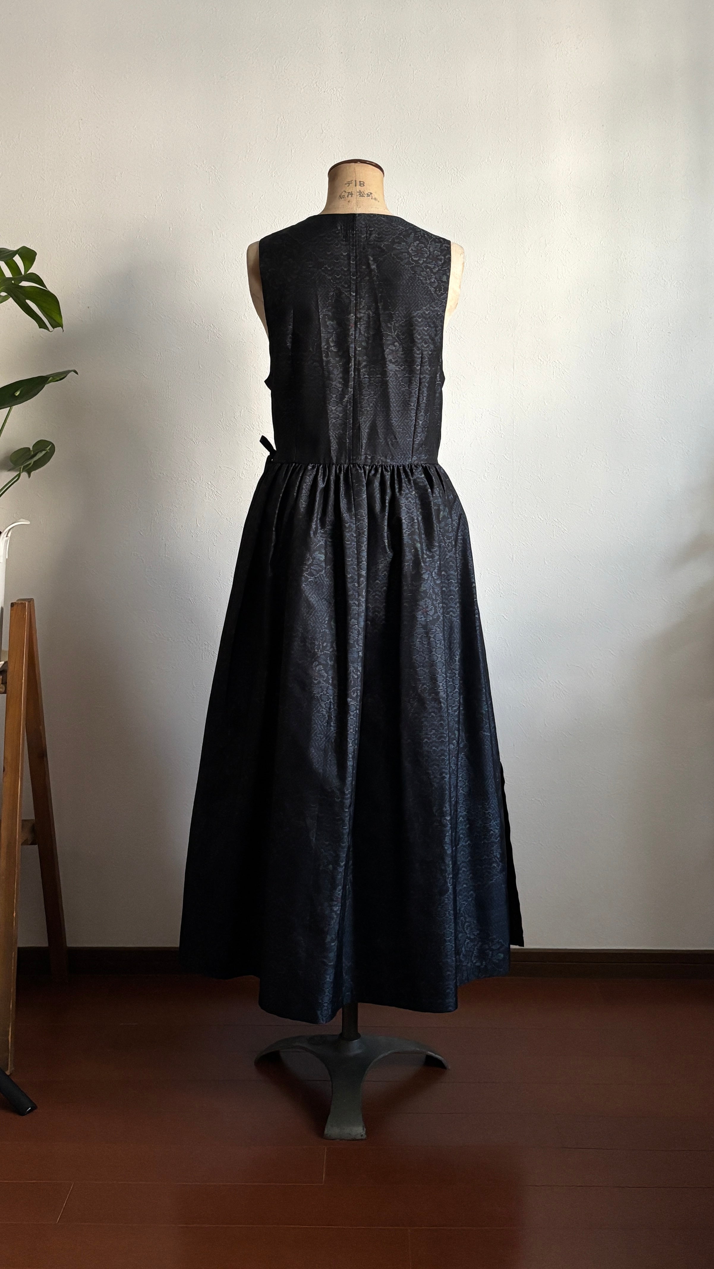 12－＼和葉 -KAZUHA-／大島紬カシュクールワンピース  身幅45cm  着丈120.5cm