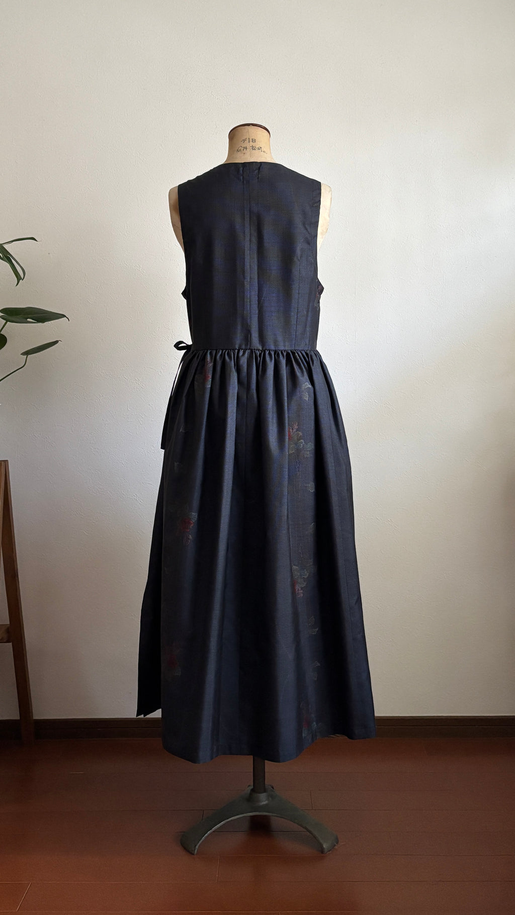 11－＼ 紅雨 －BENISAME－ ／大島紬カシュクールワンピース  身幅45cm  着丈117.5cm