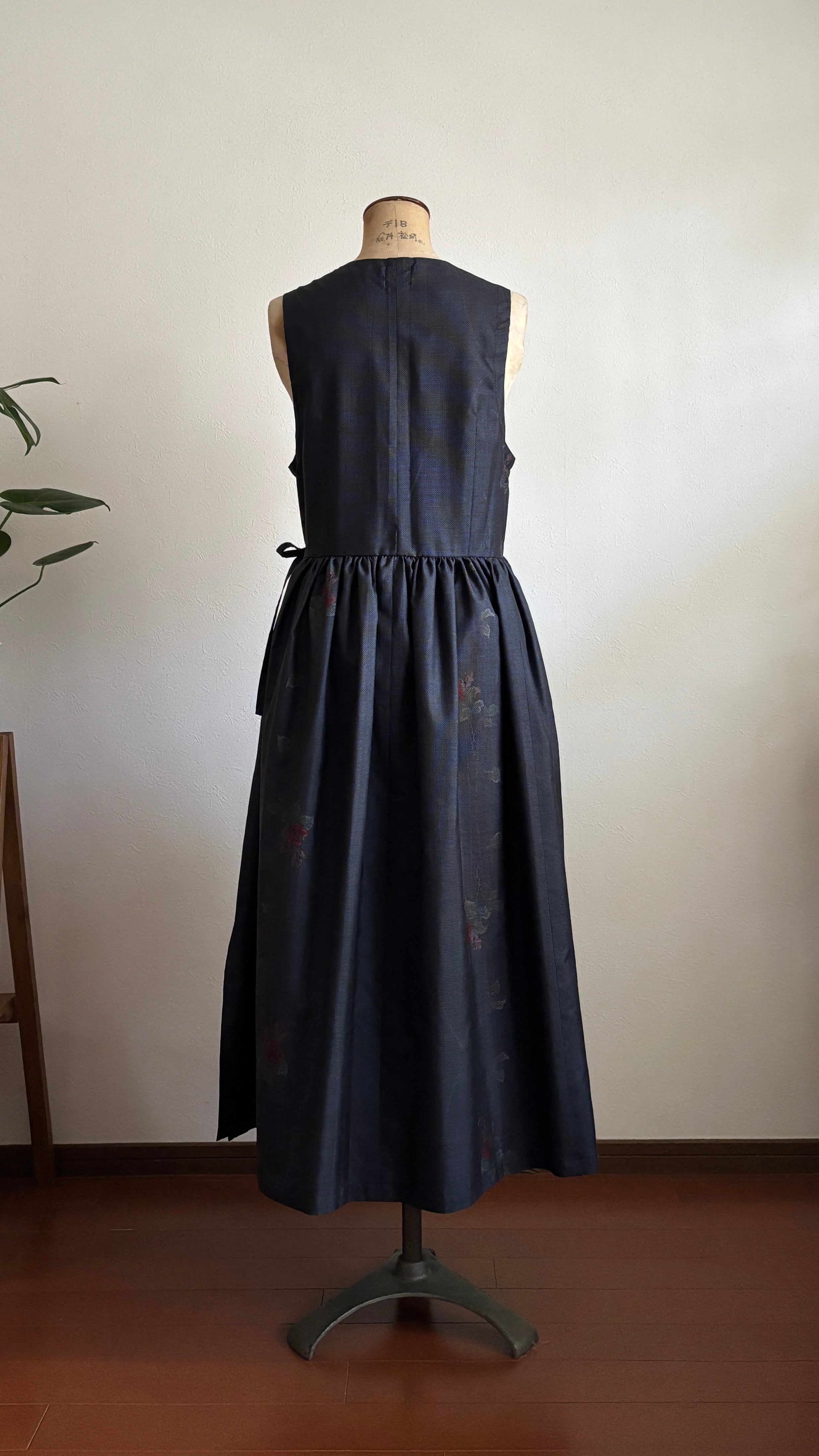 03－＼ 紅雨 －BENISAME－ ／大島紬カシュクールワンピース  身幅44cm  着丈117.5cm