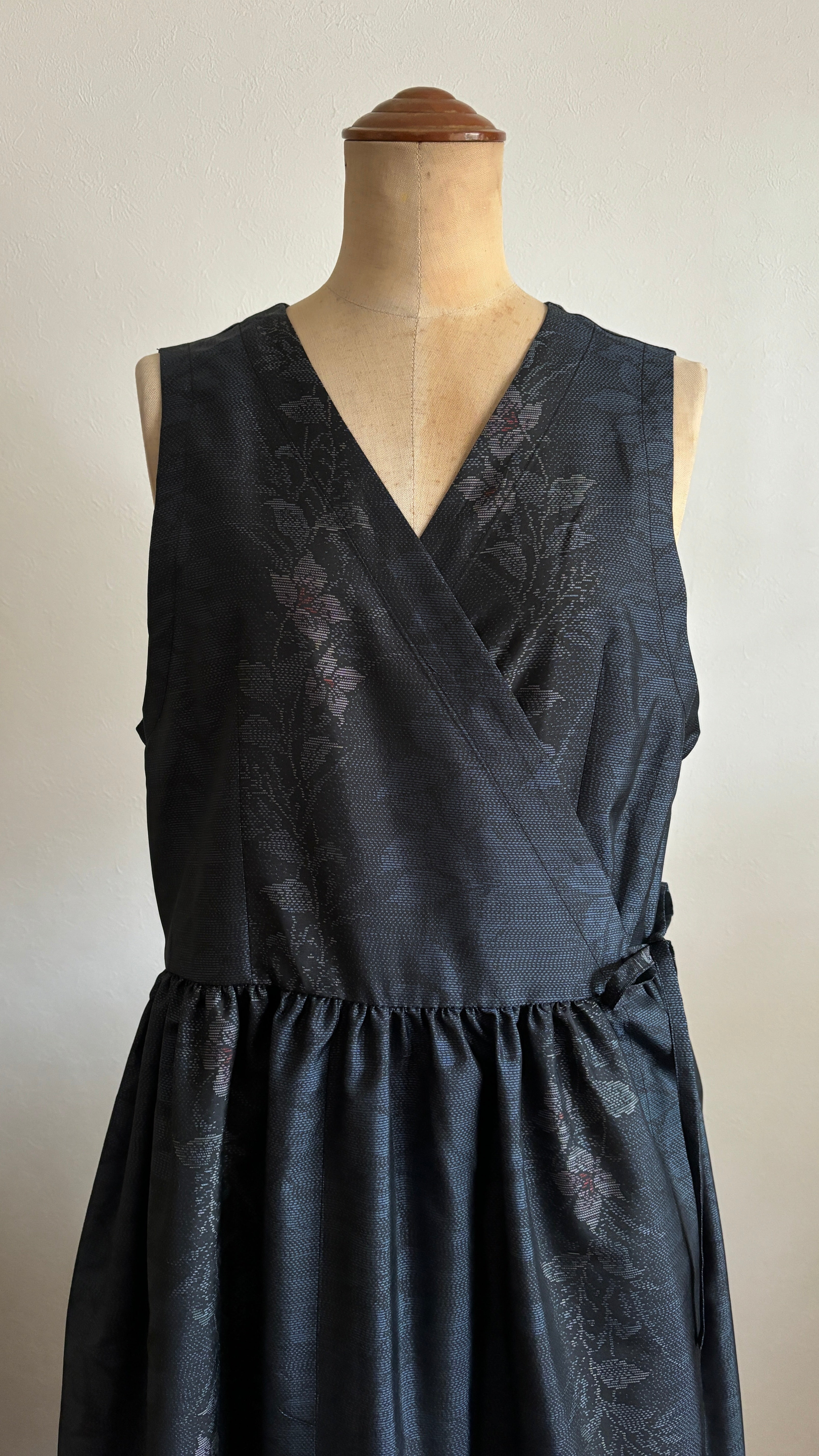 09－＼ 花間道 －HANAKANDOU－ ／ 大島紬カシュクールワンピース　身幅48cm  着丈120cm