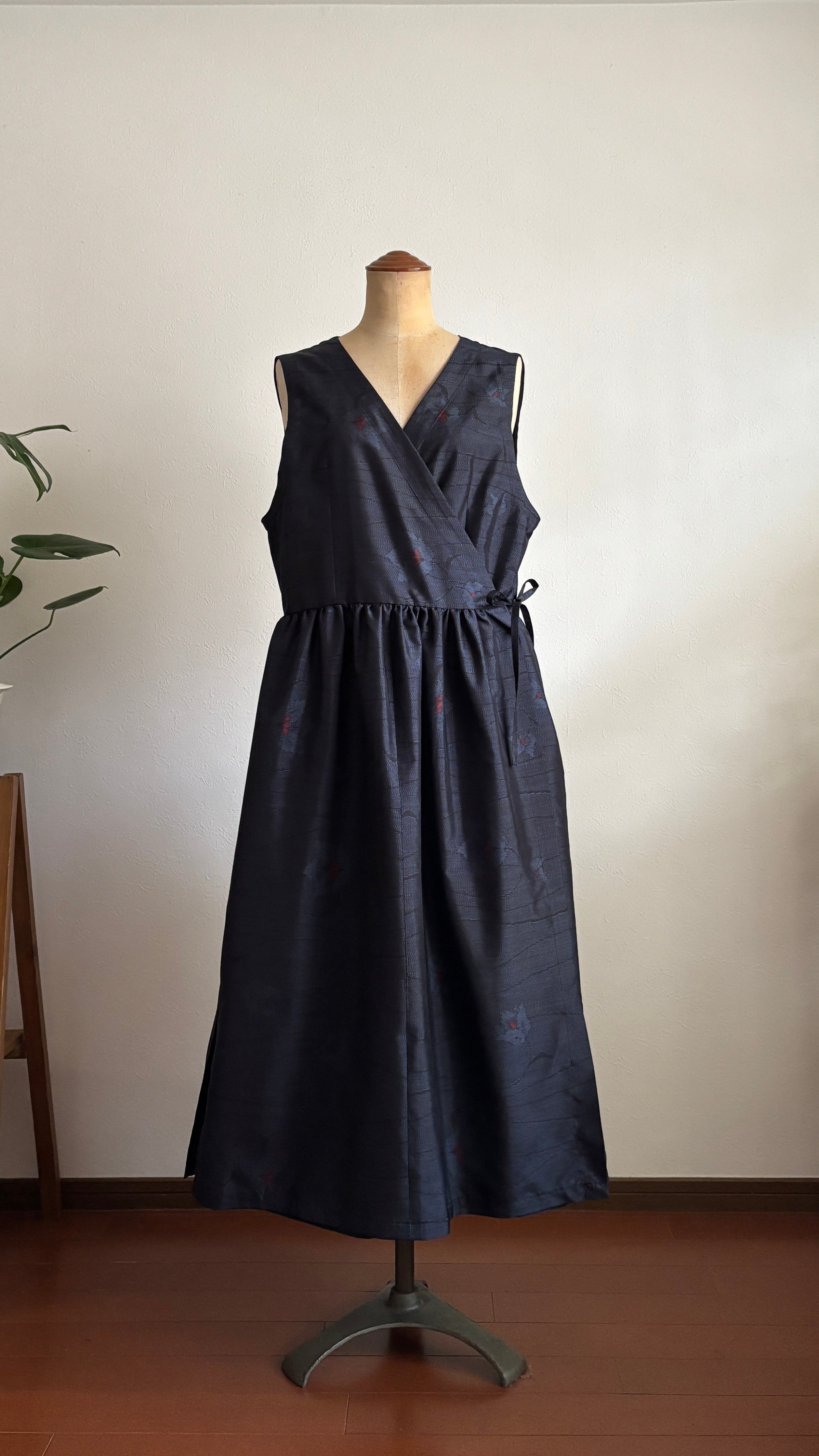 15－＼ 碧笛 －AOFUE－ ／ 大島紬カシュクールワンピース  身幅53cm  着丈116cm