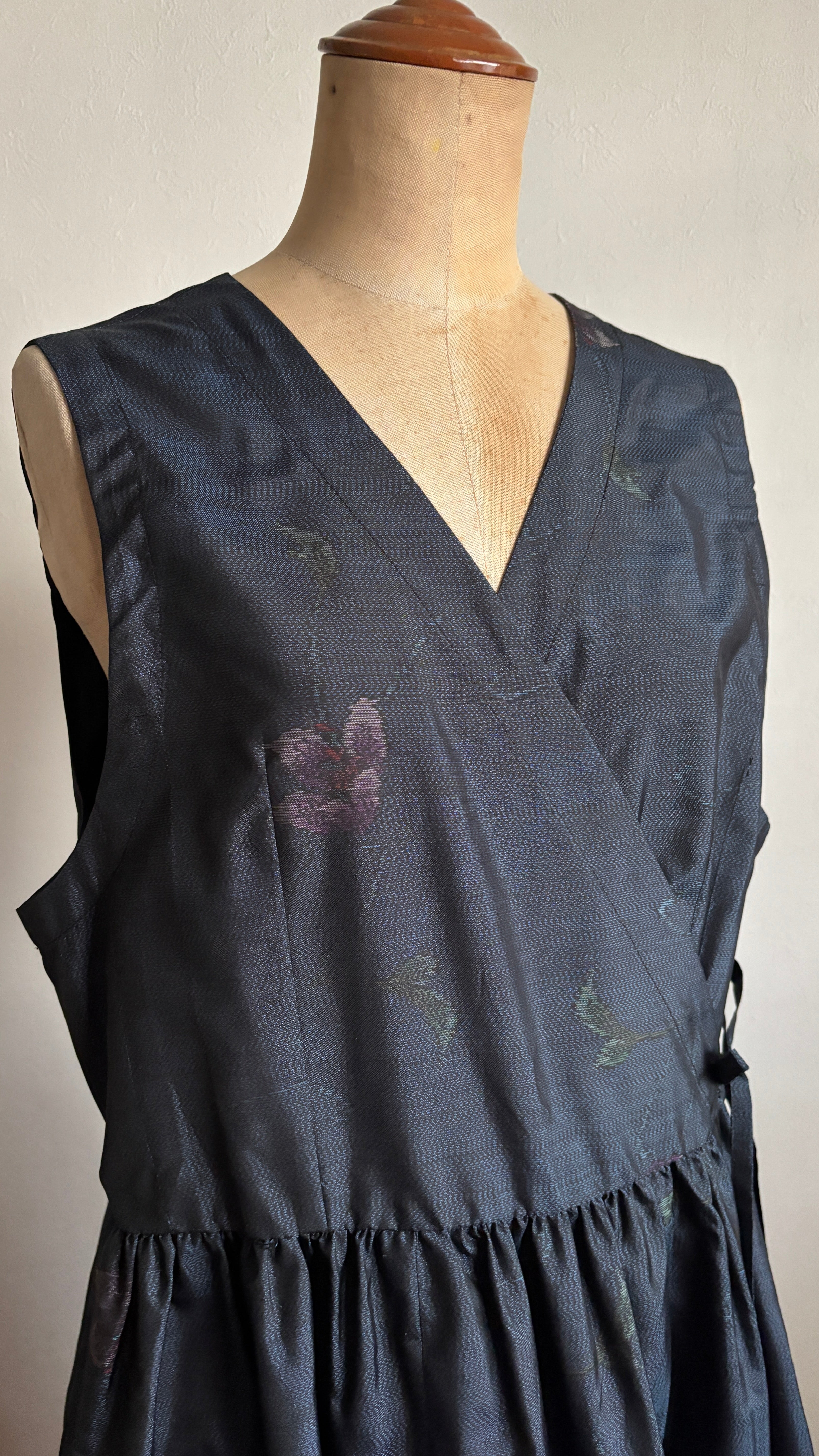 38－＼紫音 -SHION-／大島紬カシュクールワンピース 身幅53cm 着丈118cm
