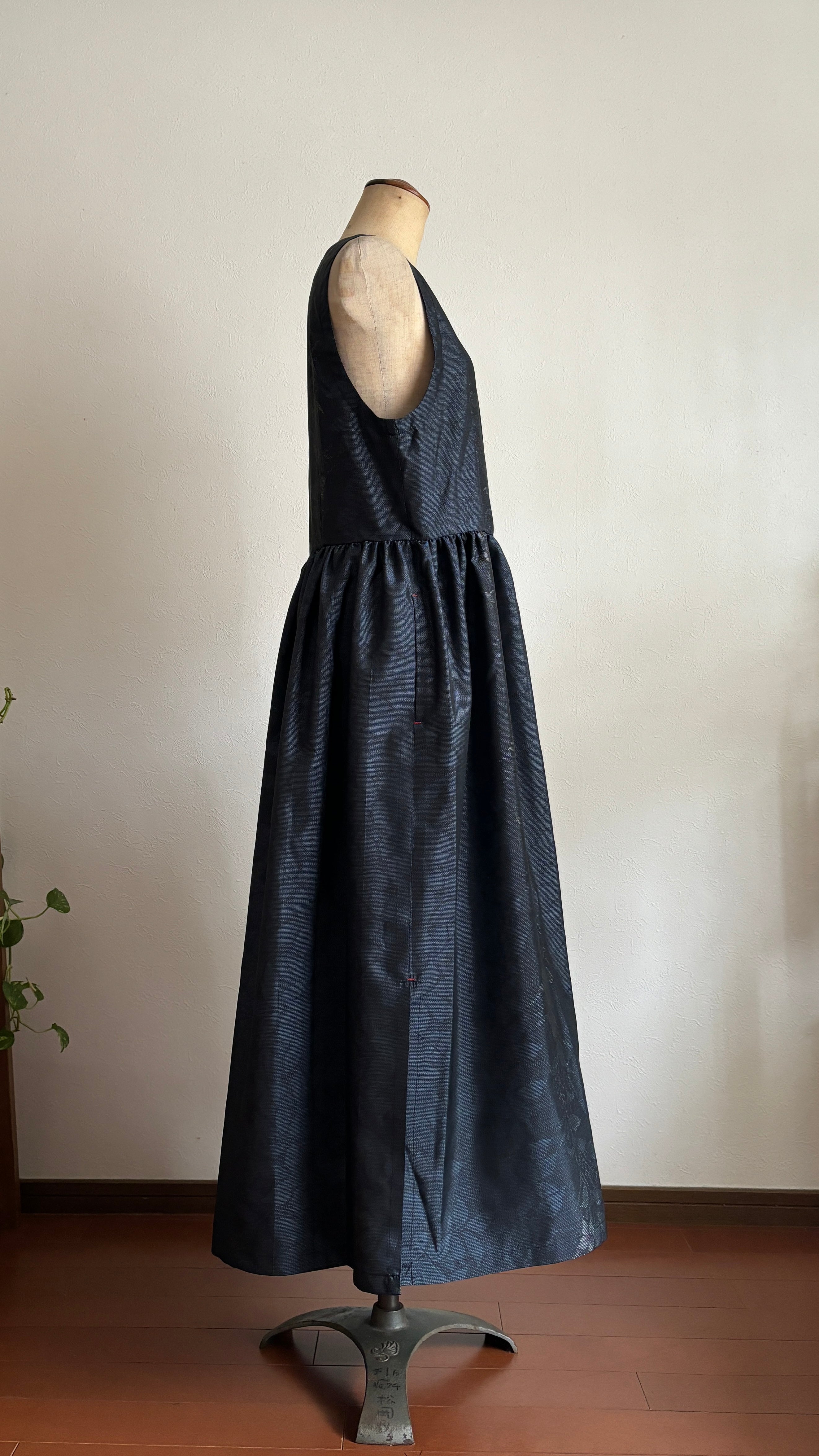 09－＼ 花間道 －HANAKANDOU－ ／ 大島紬カシュクールワンピース　身幅48cm  着丈120cm