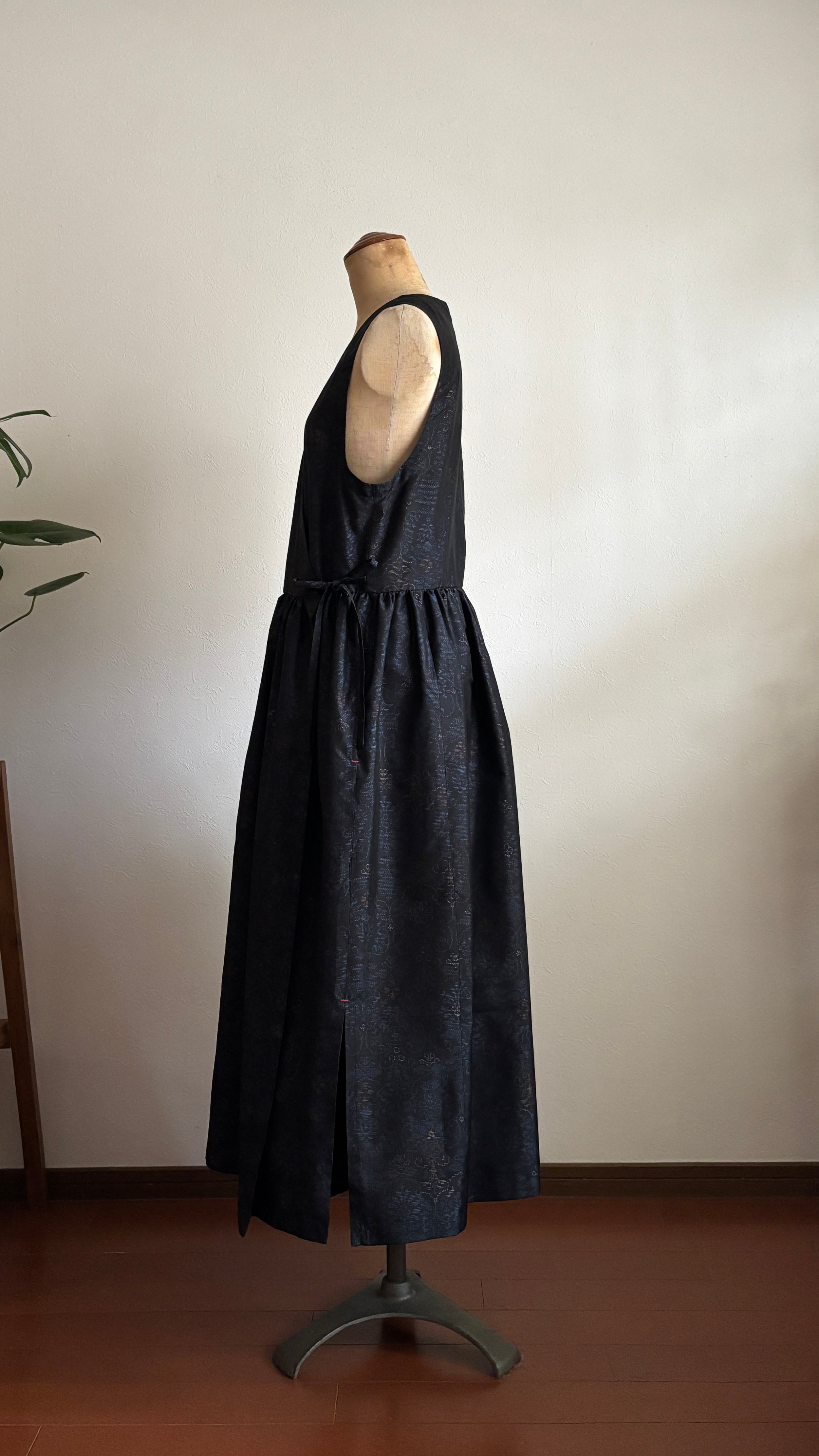 09－＼ 花園 －HANAZONO－ ／ 大島紬カシュクールワンピース  身幅48cm  着丈116cm