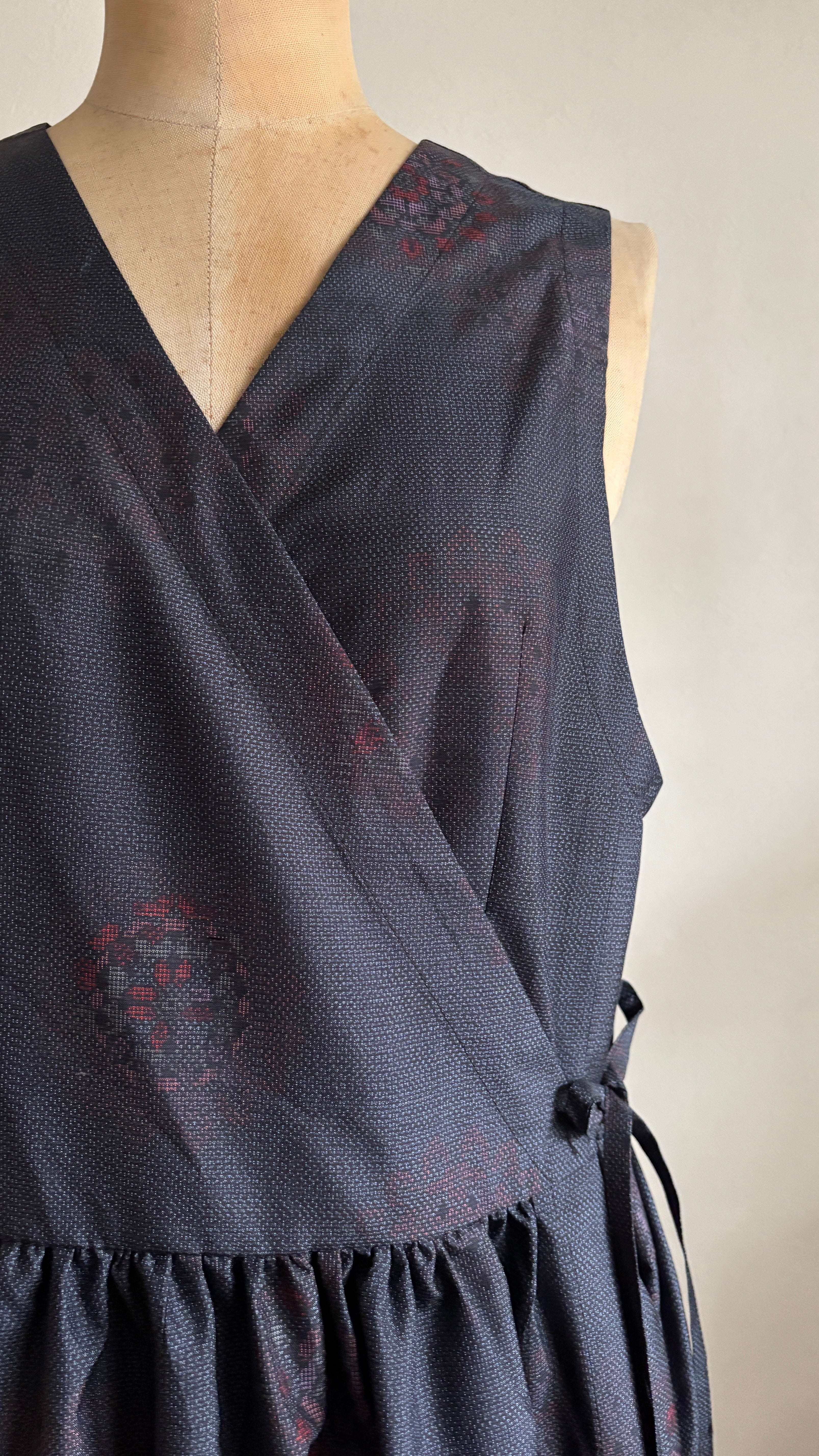 22－＼ 紅粒 －BENITSUBU－ ／大島紬カシュクールワンピース  身幅48cm  着丈116cm