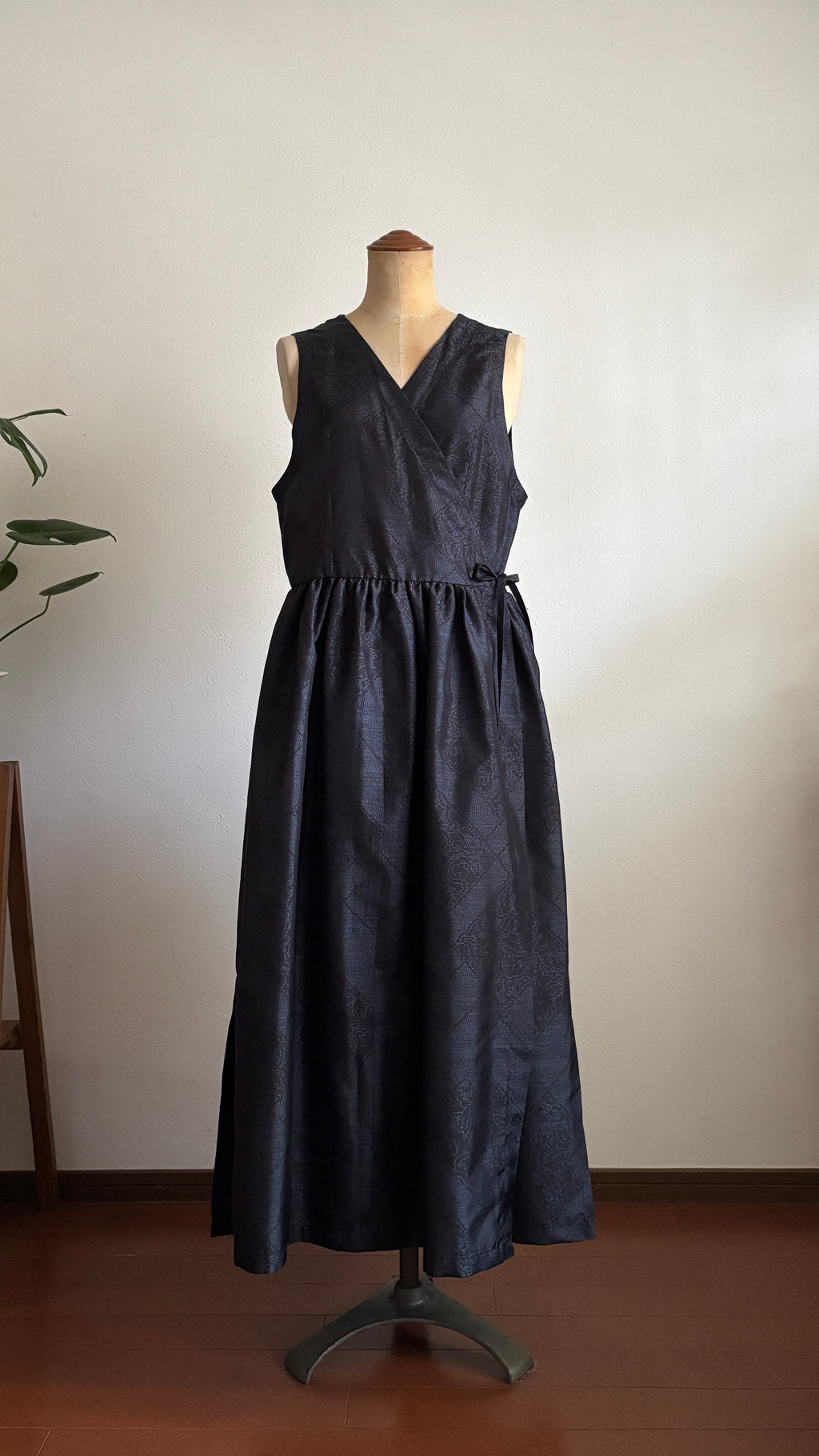 08－＼ 菱折 －HISHIORI－ ／大島紬カシュクールワンピース  身幅48cm  着丈121cm