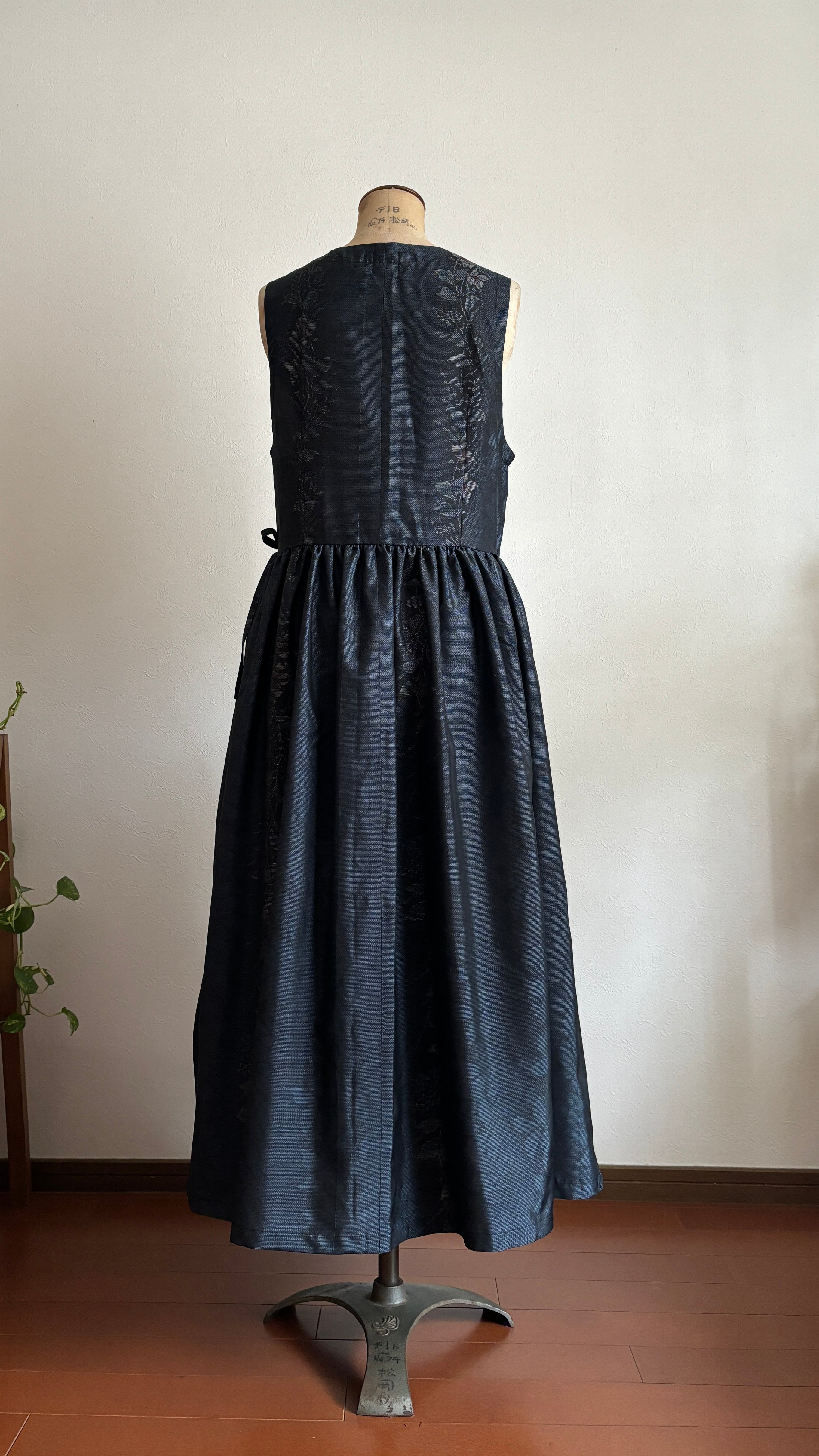 09－＼ 花間道 －HANAKANDOU－ ／ 大島紬カシュクールワンピース　身幅48cm  着丈120cm