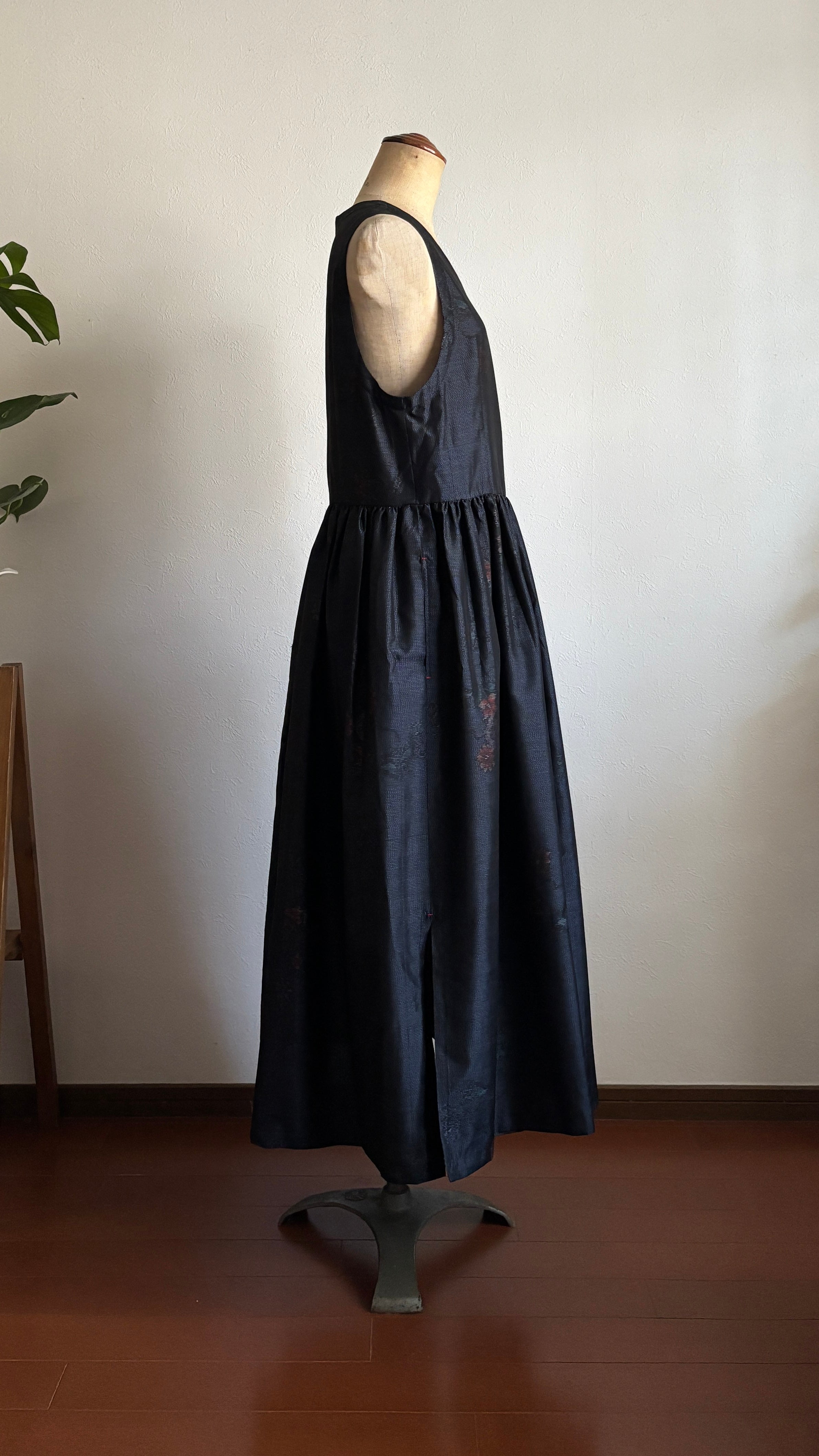 20－＼緋乃 -HINO-／大島紬カシュクールワンピース  身幅48cm  着丈119cm  証紙付き