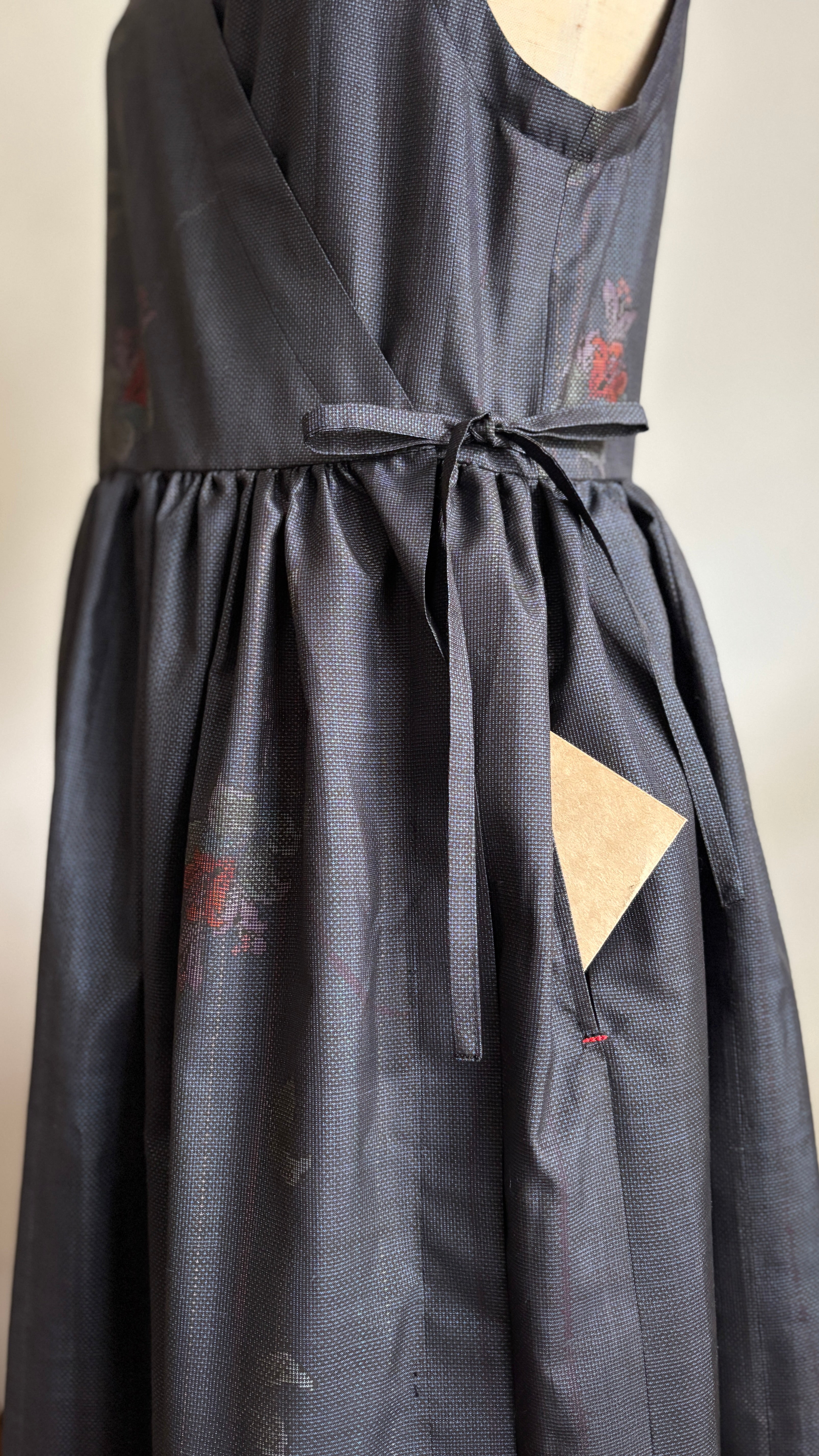 11－＼ 紅雨 －BENISAME－ ／大島紬カシュクールワンピース  身幅45cm  着丈117.5cm