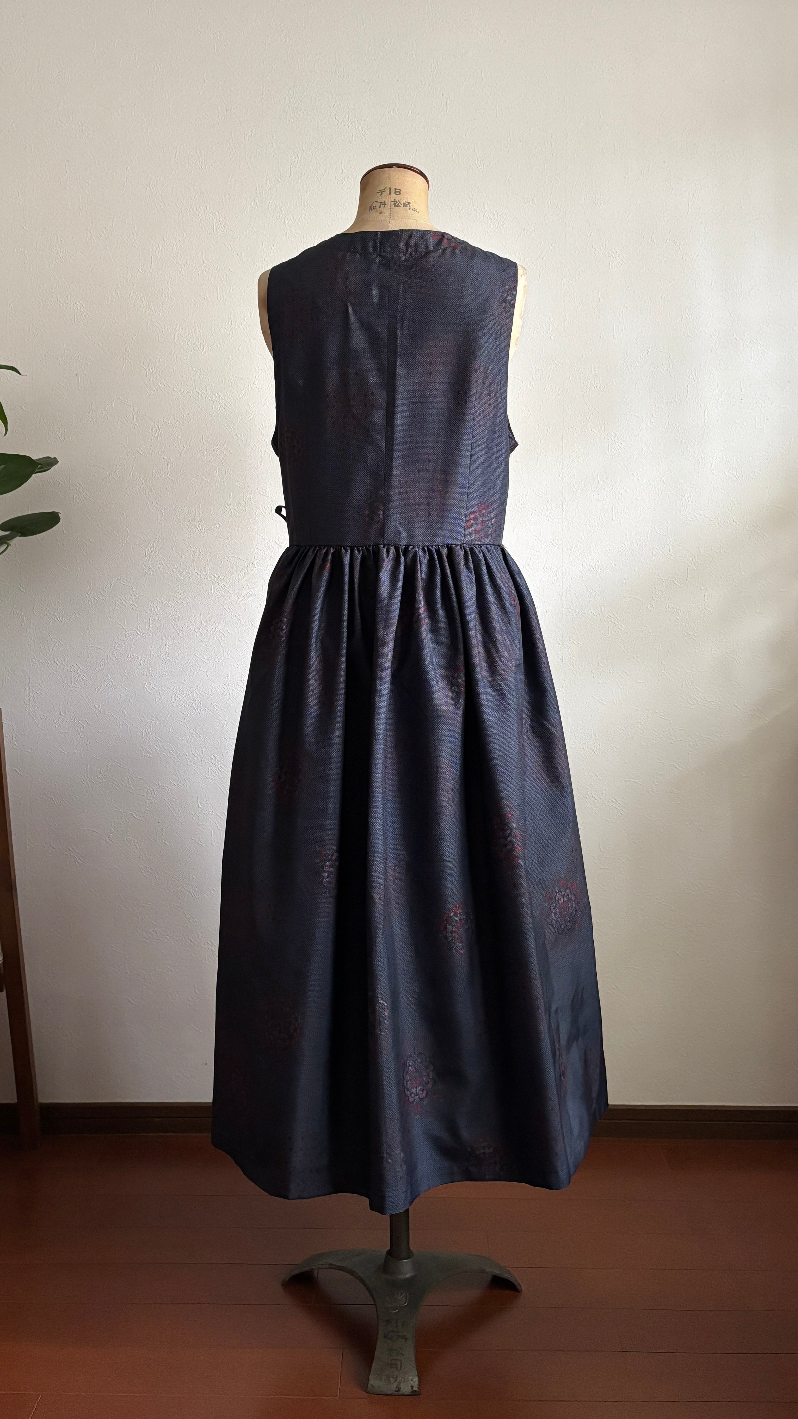 22－＼ 紅粒 －BENITSUBU－ ／大島紬カシュクールワンピース  身幅48cm  着丈116cm