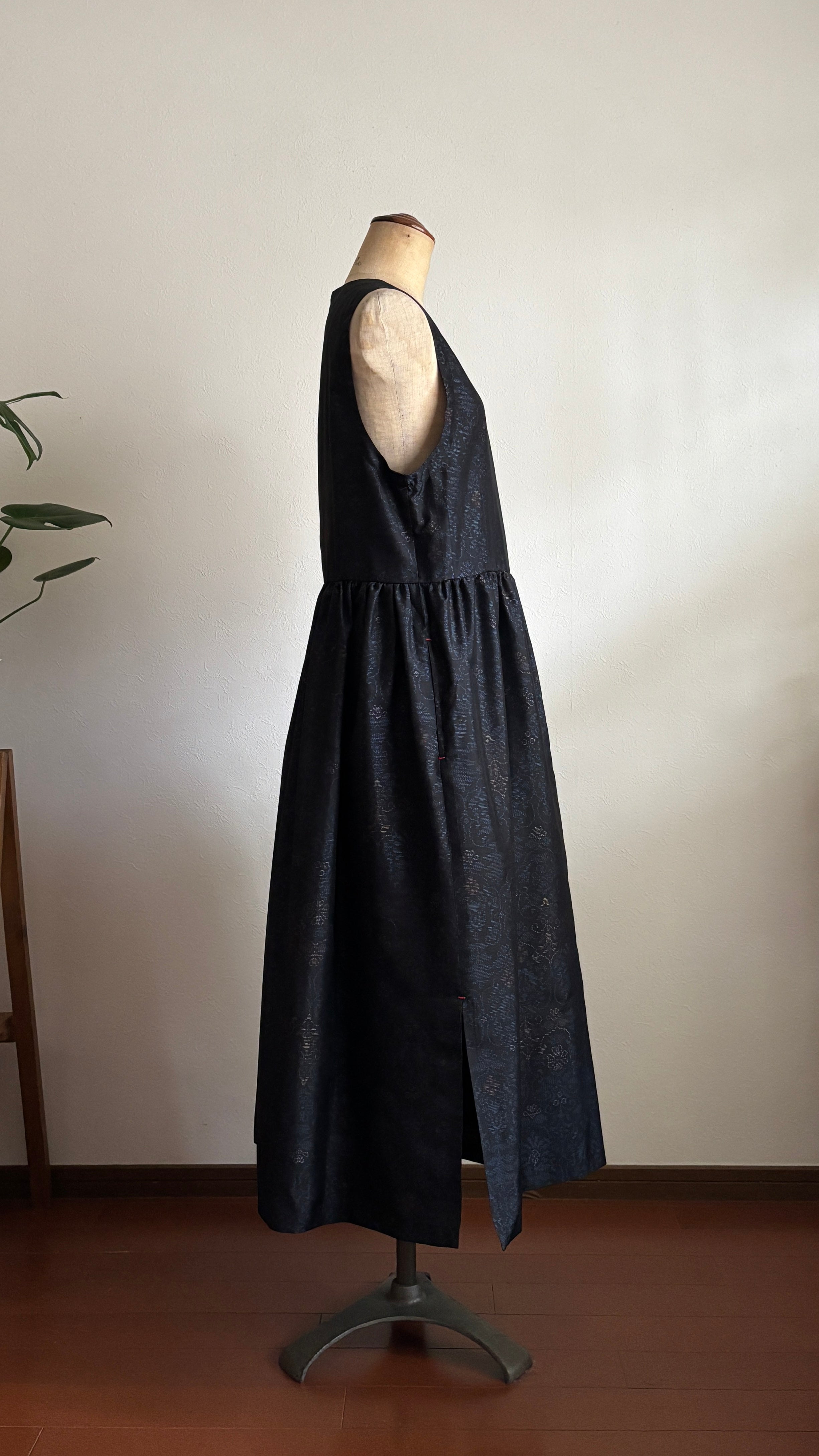 09－＼ 花園 －HANAZONO－ ／ 大島紬カシュクールワンピース  身幅48cm  着丈116cm
