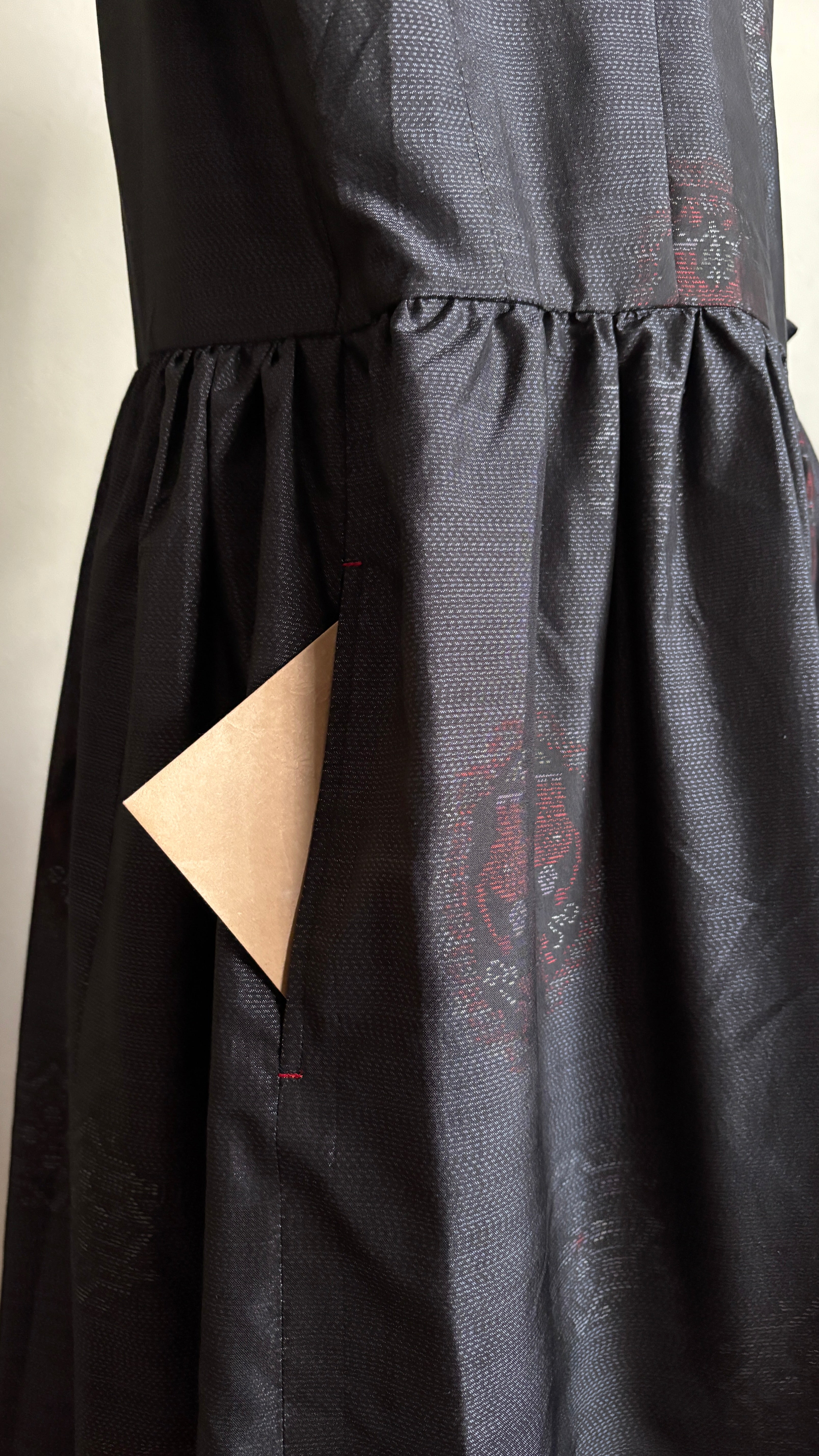 42－＼雅 -MIYABI-／大島紬カシュクールワンピース 身幅53cm 着丈117.5cm  証紙付き