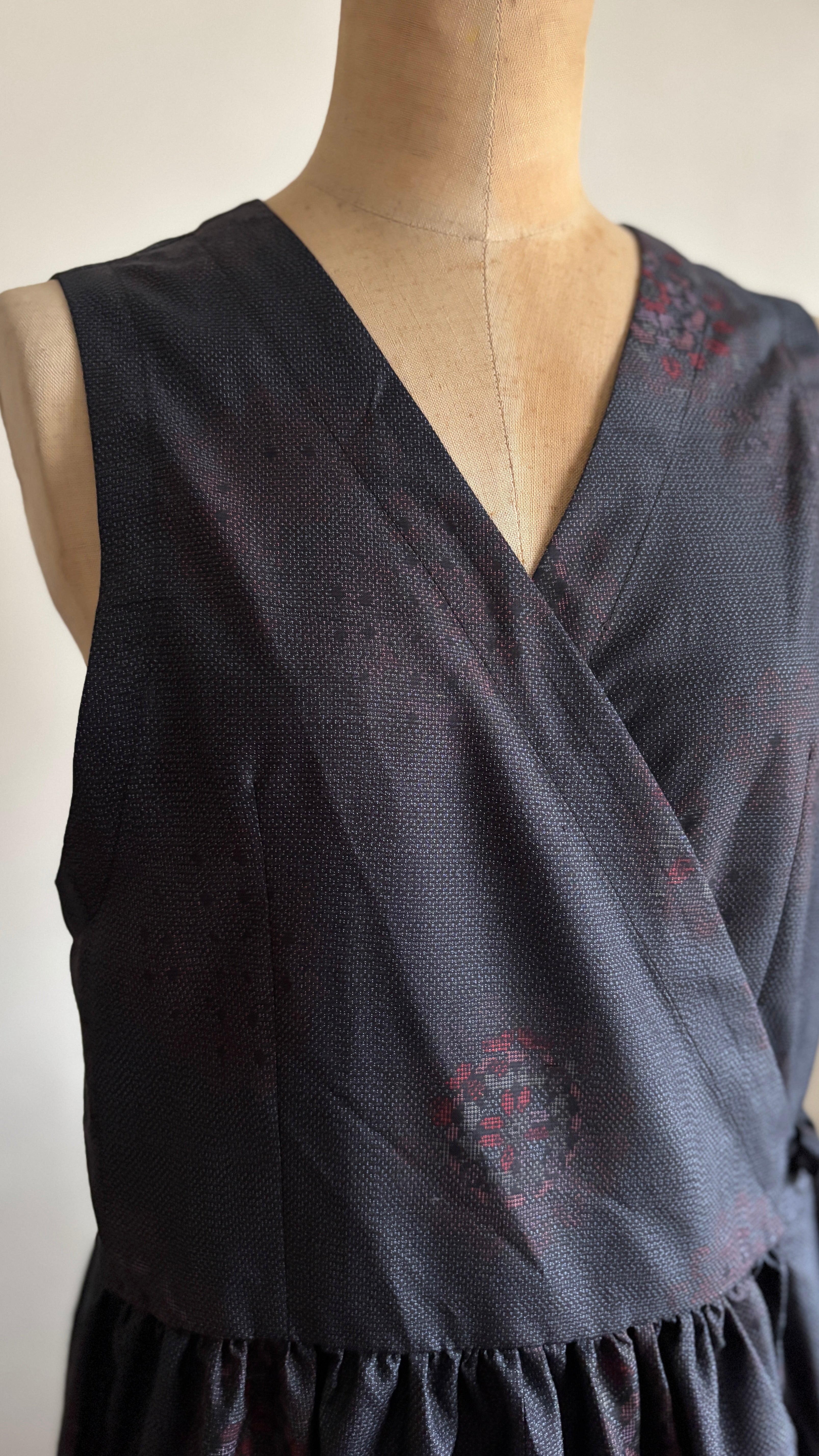 22－＼ 紅粒 －BENITSUBU－ ／大島紬カシュクールワンピース  身幅48cm  着丈116cm