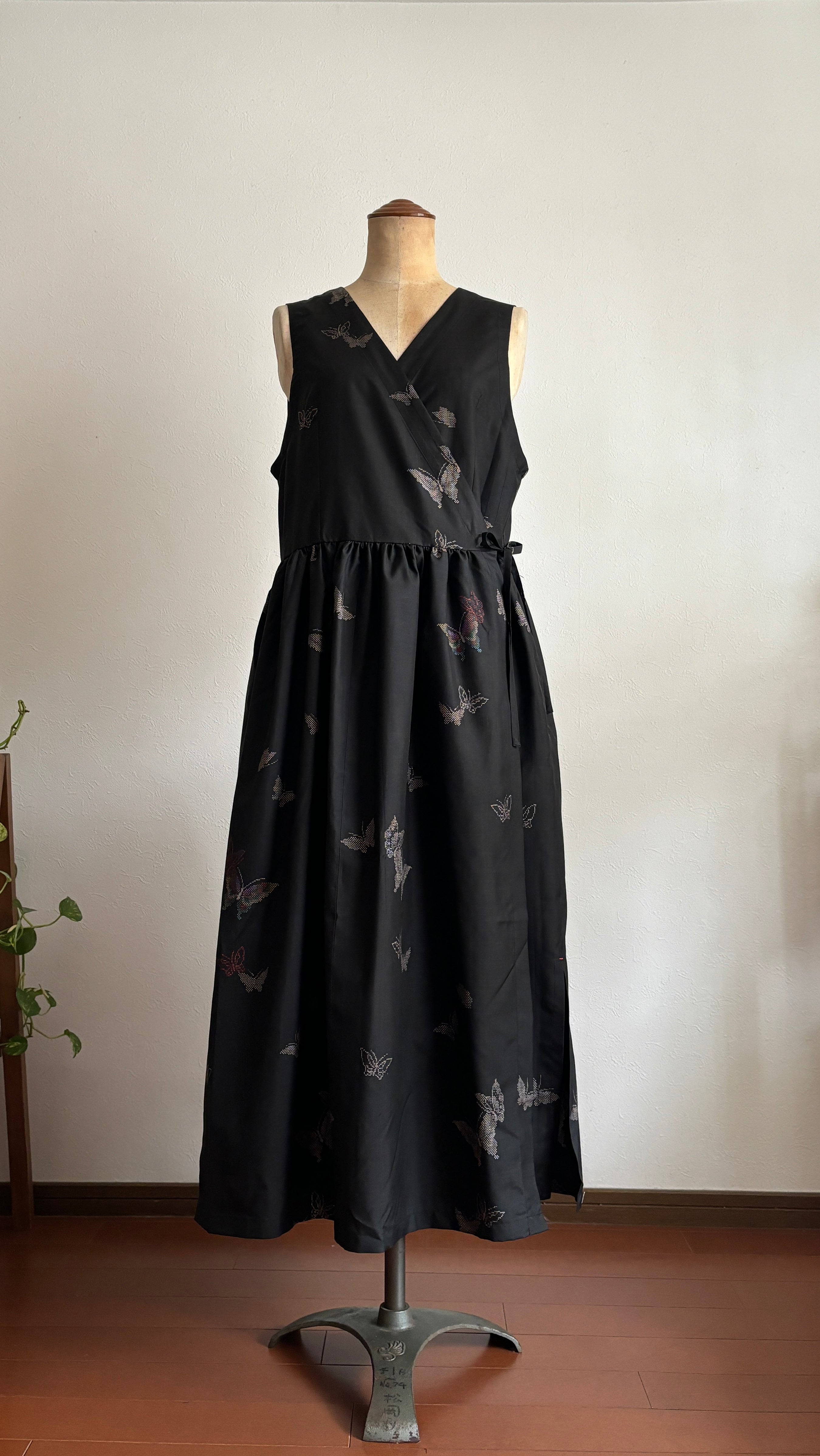 11－＼ 舞遊蝶 －MAIYUUCHOU－ ／  大島紬カシュクールワンピース　身幅48cm  着丈117.5cm