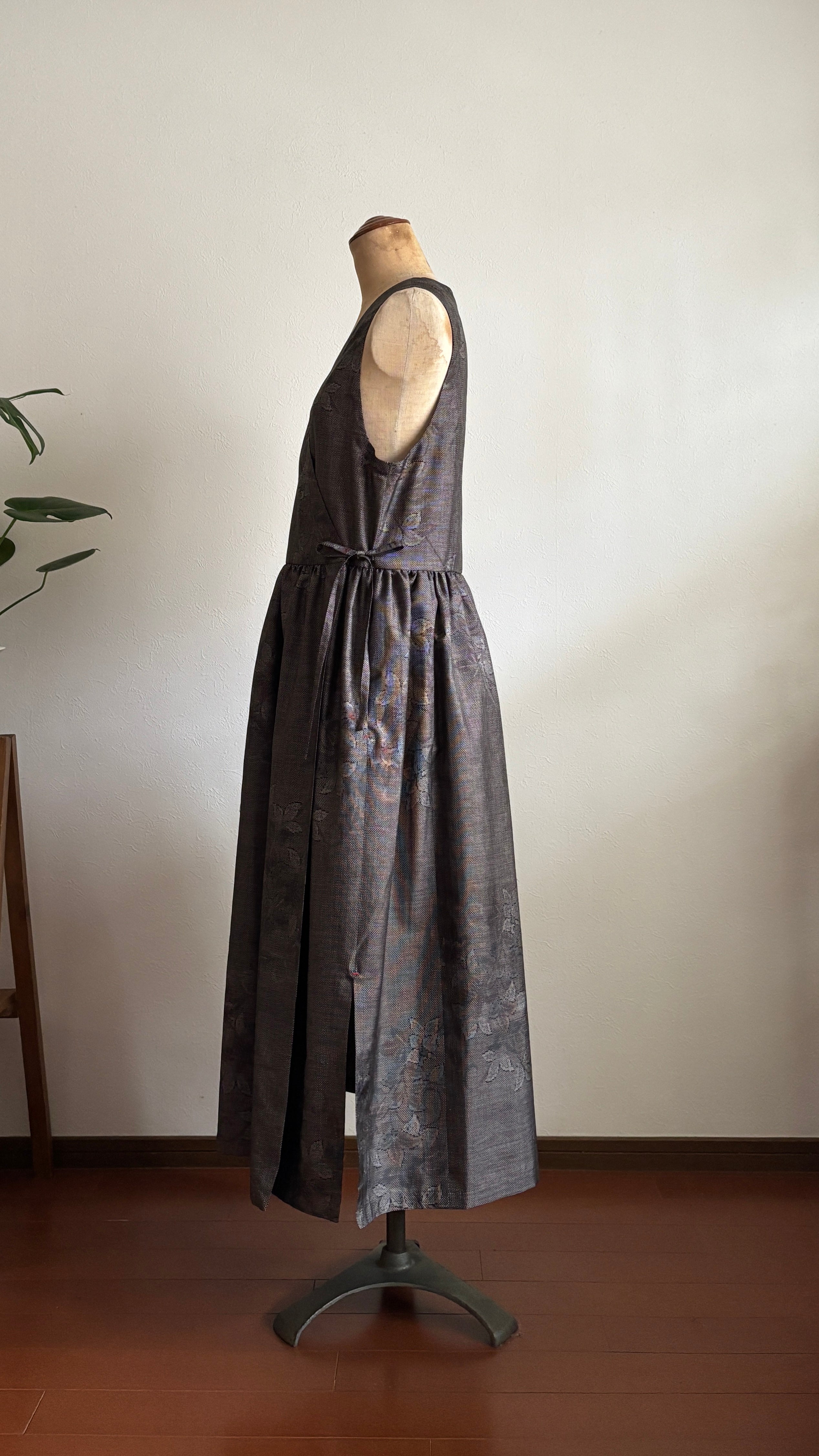 11－＼ 花夢 －HANAYUME－ ／ 大島紬カシュクールワンピース  身幅48cm  着丈117cm