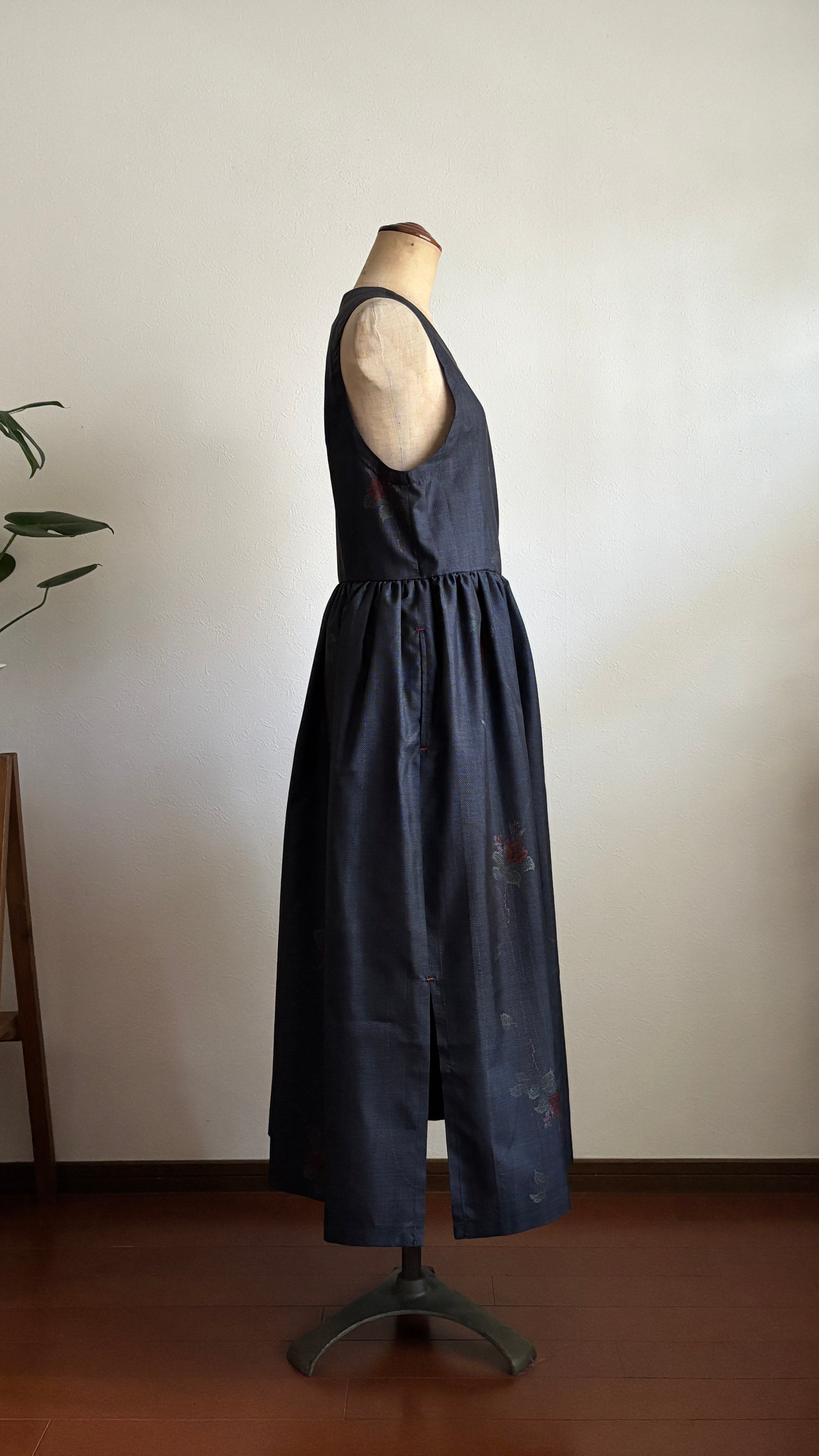 03－＼ 紅雨 －BENISAME－ ／大島紬カシュクールワンピース  身幅44cm  着丈117.5cm