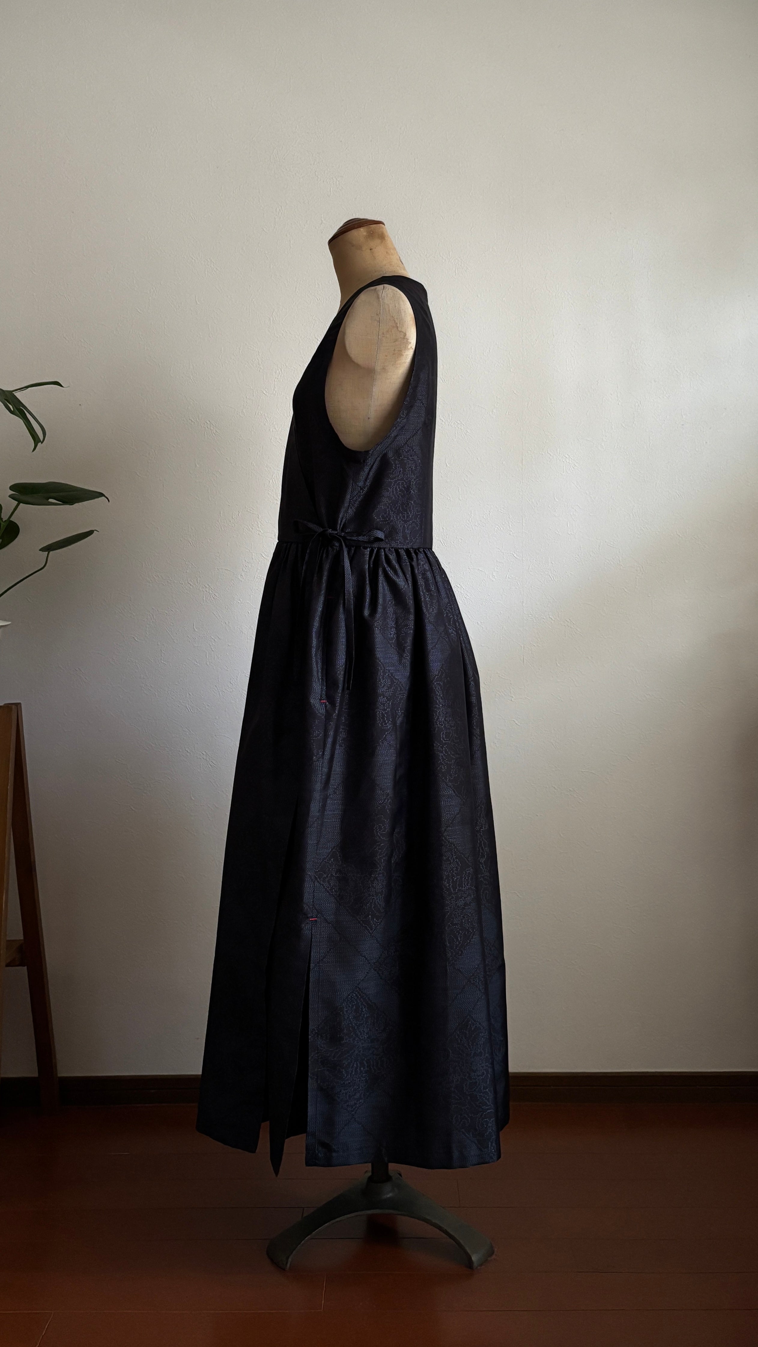 08－＼ 菱折 －HISHIORI－ ／大島紬カシュクールワンピース  身幅48cm  着丈121cm