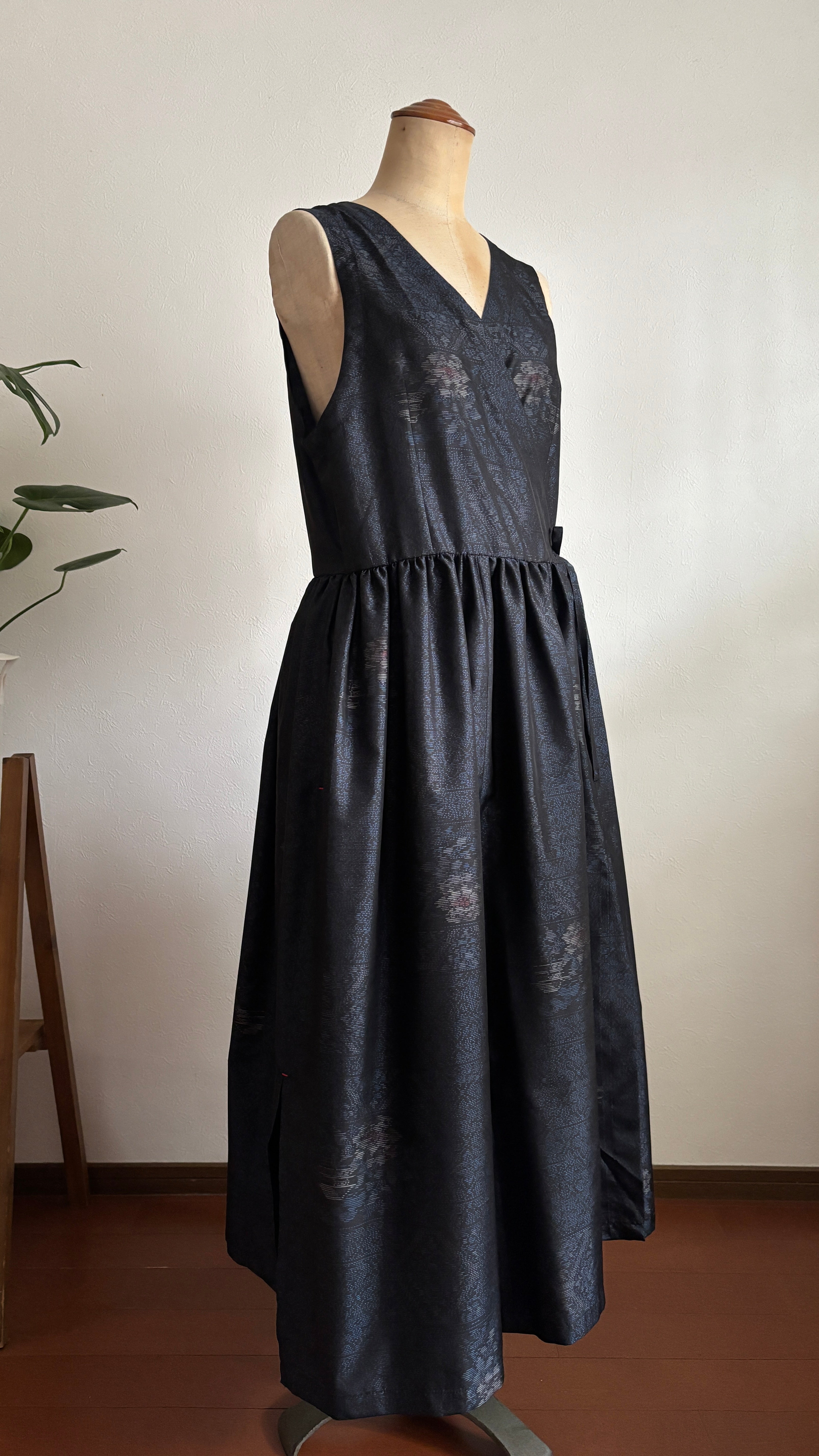 07－＼ 濡花 －NUREBANA－ ／ 大島紬カシュクールワンピース  身幅48cm  着丈118cm 証紙付き