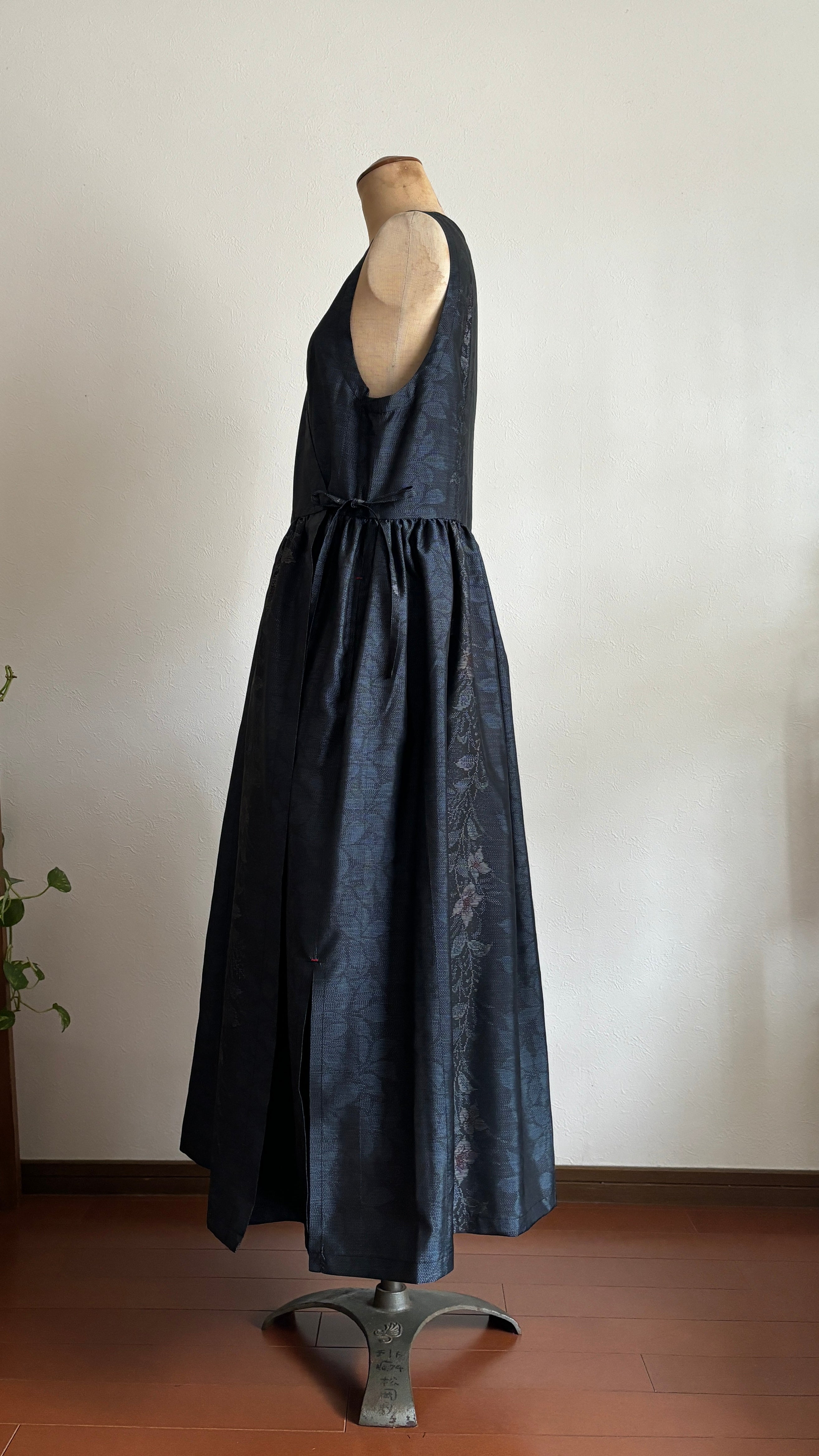 09－＼ 花間道 －HANAKANDOU－ ／ 大島紬カシュクールワンピース　身幅48cm  着丈120cm