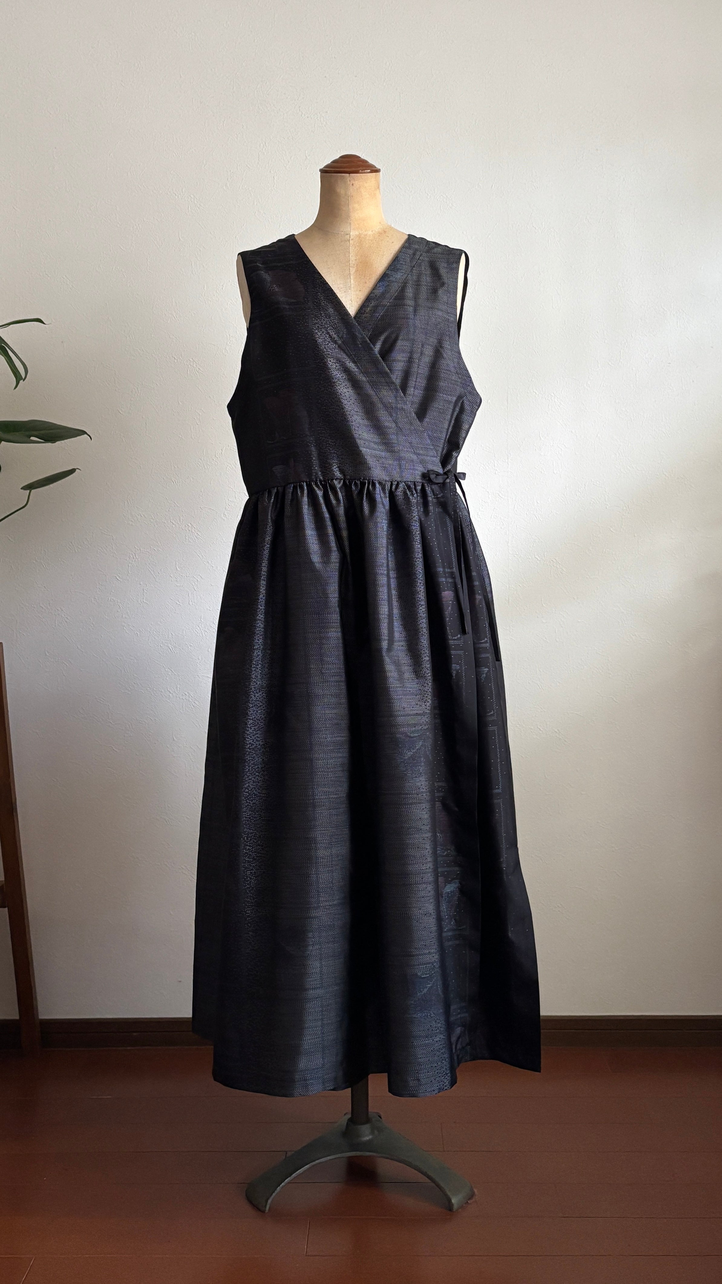 16－＼ 紫ノ路 －SHINOMICHI－ ／大島紬カシュクールワンピース  身幅53cm  着丈118cm 証紙付き