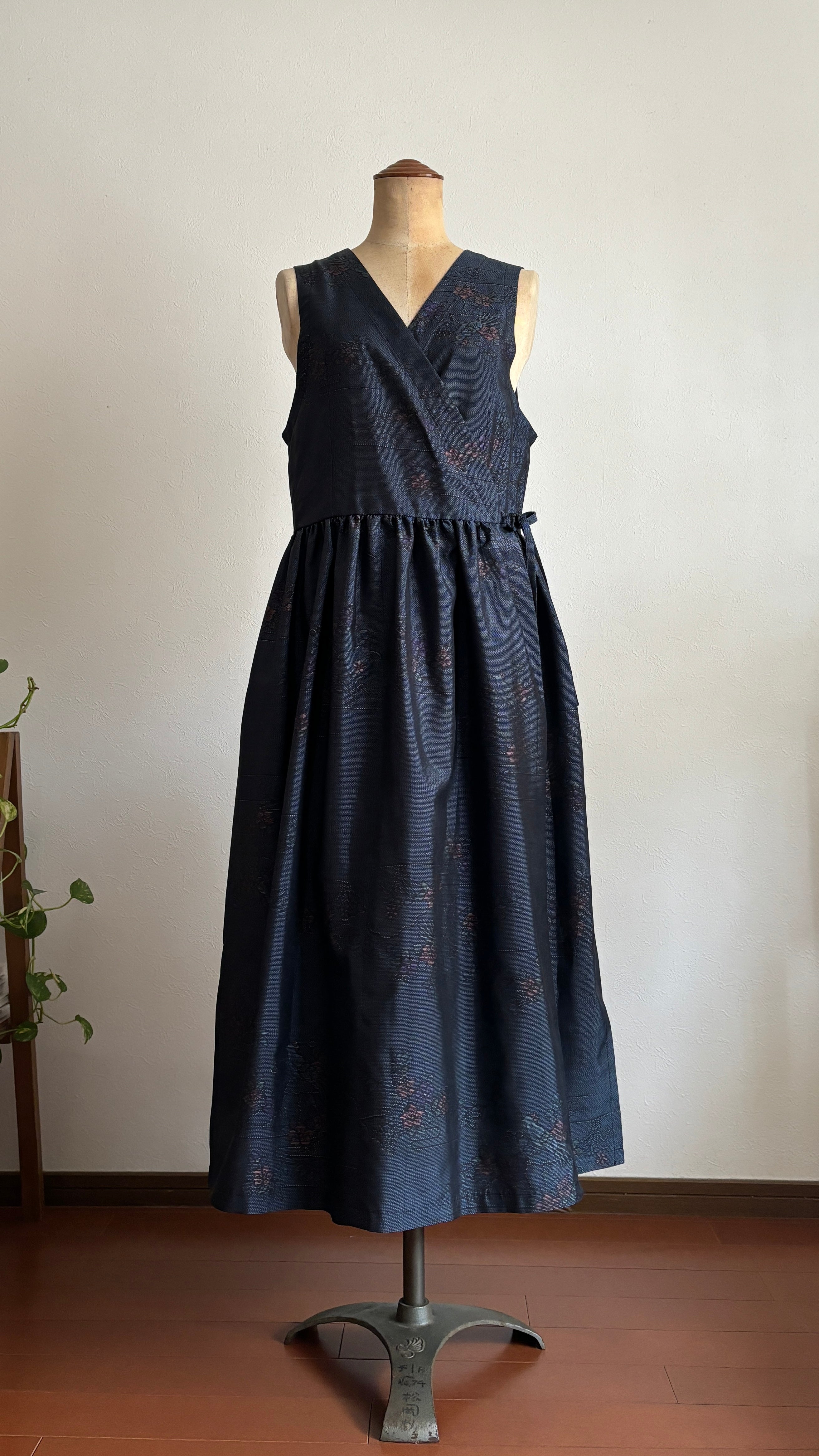 03－＼ さえずり花 －SAEZURIBANA－ ／ 大島紬カシュクールワンピース　身幅44cm  着丈116cm