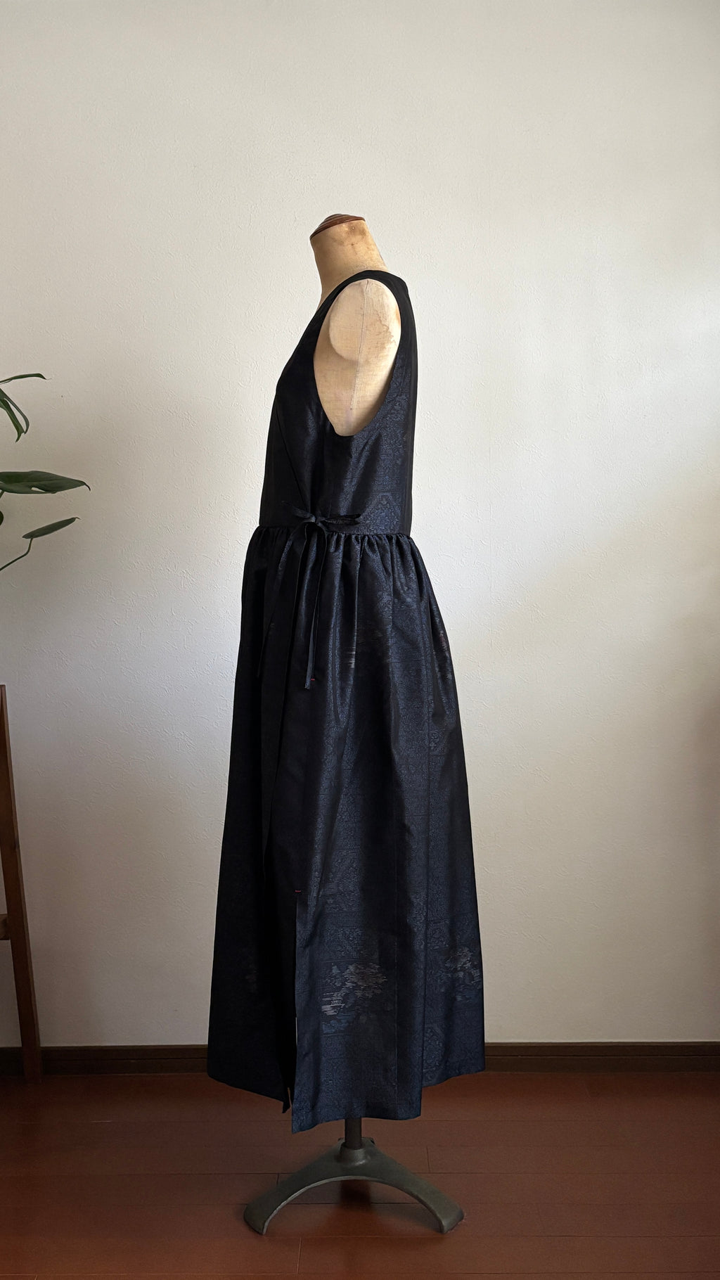 07－＼ 濡花 －NUREBANA－ ／ 大島紬カシュクールワンピース  身幅48cm  着丈118cm 証紙付き