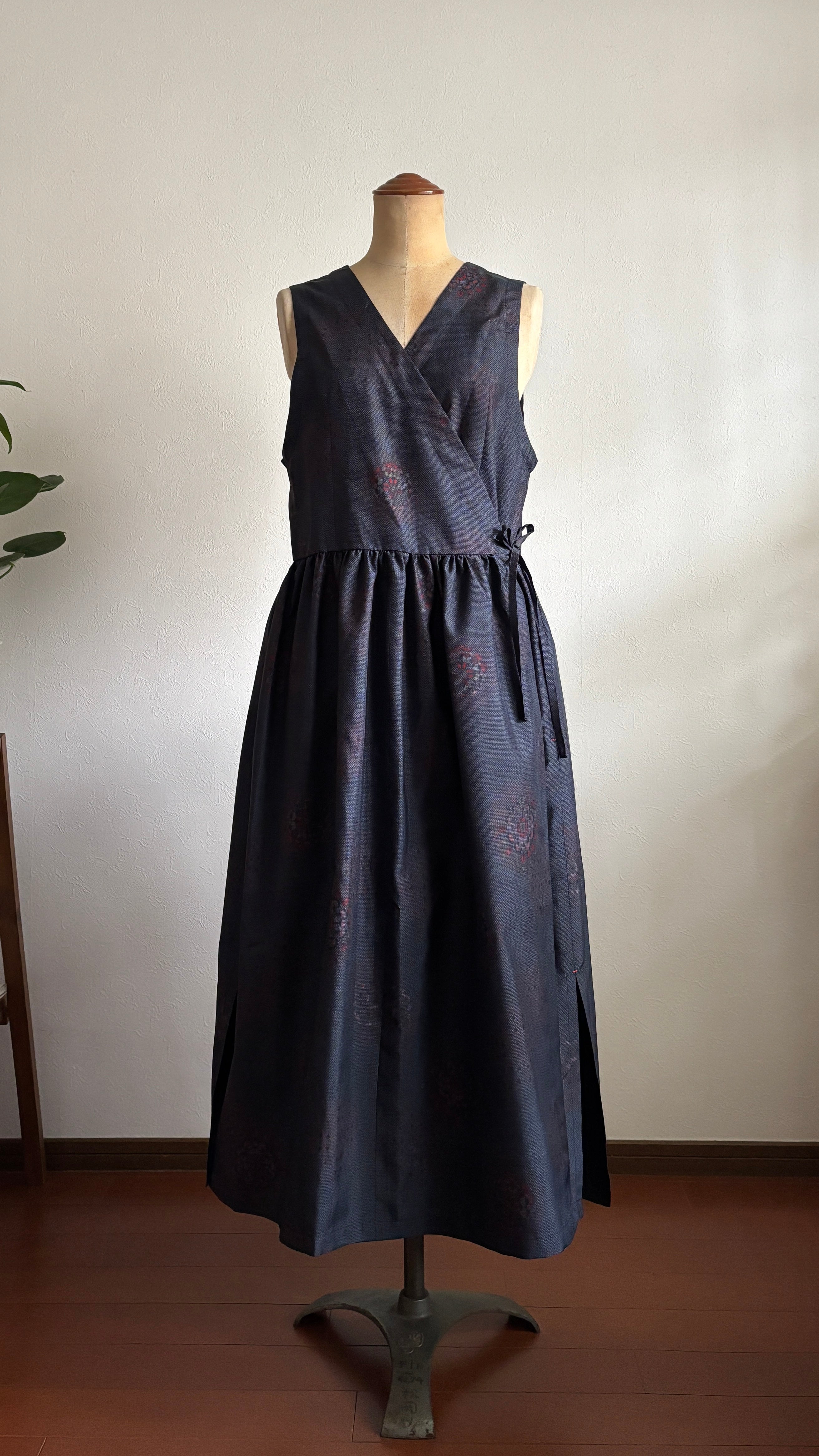 22－＼ 紅粒 －BENITSUBU－ ／大島紬カシュクールワンピース  身幅48cm  着丈116cm