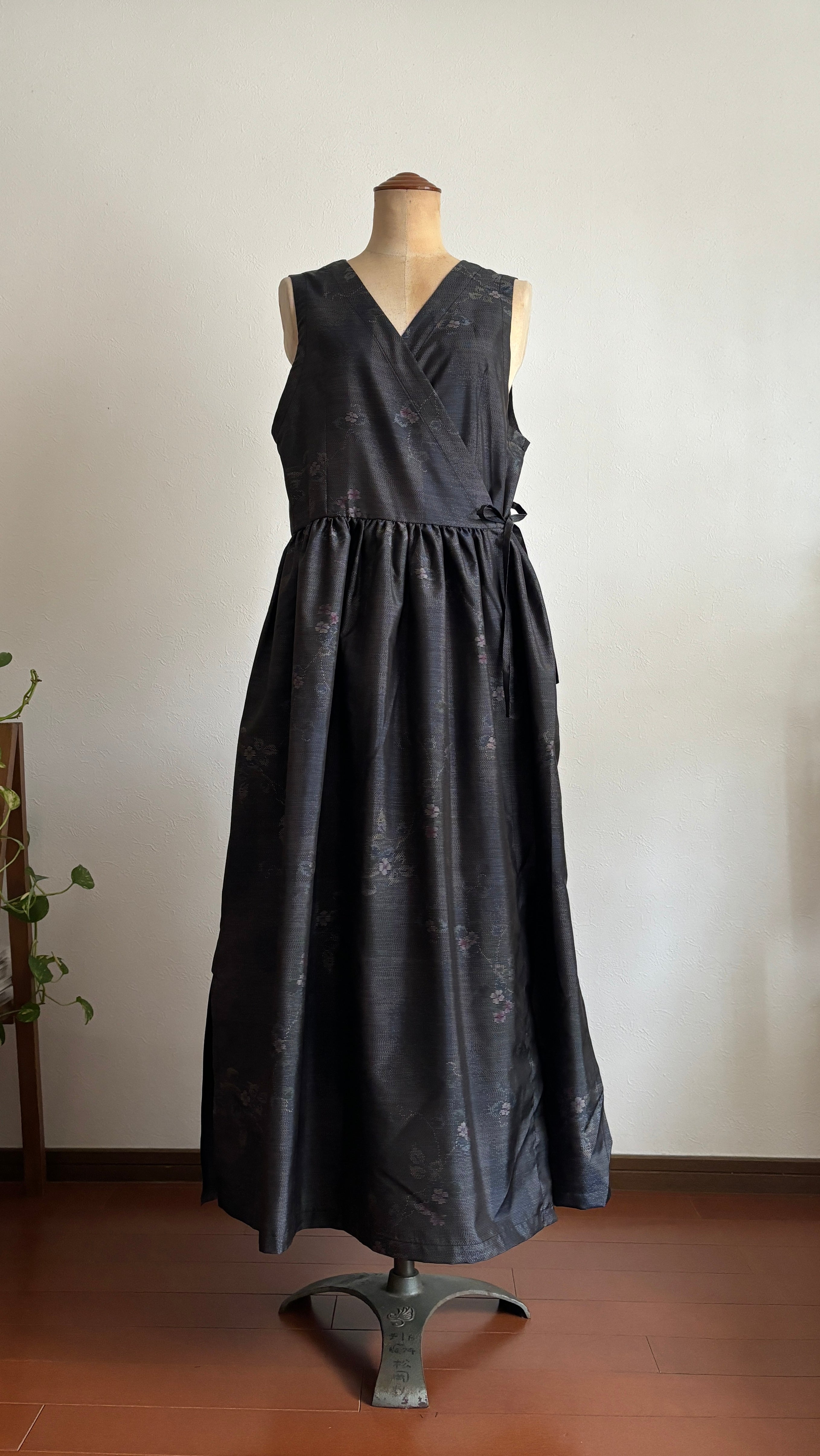 07－＼ 可憐草 －KARENKUSA－ ／大島紬カシュクールワンピース　身幅48cm  着丈121cm