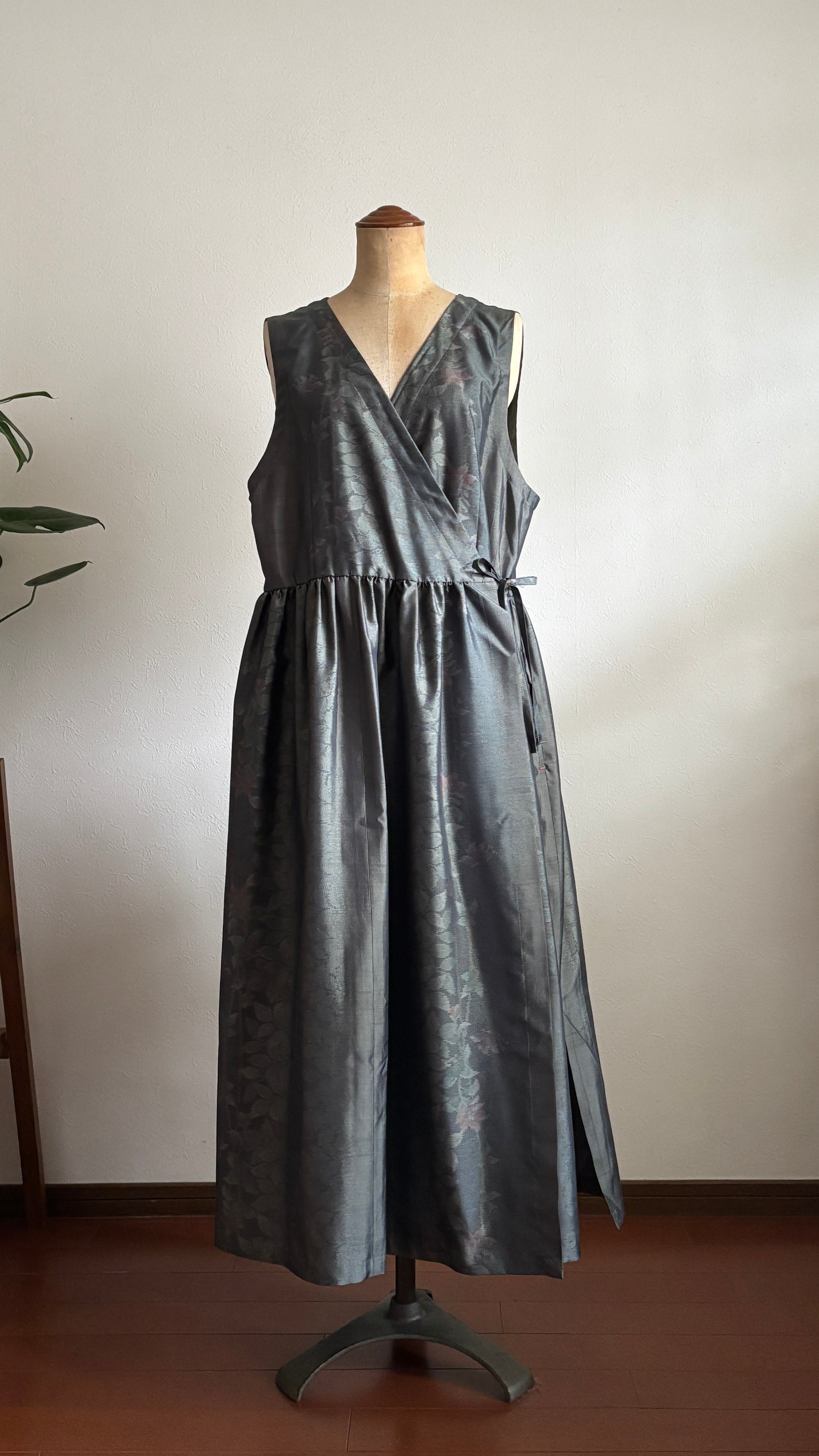 19－＼ 枝垂れ花 －SHIDAREBANA－ ／ 大島紬カシュクールワンピース  身幅53cm  着丈118.5cm