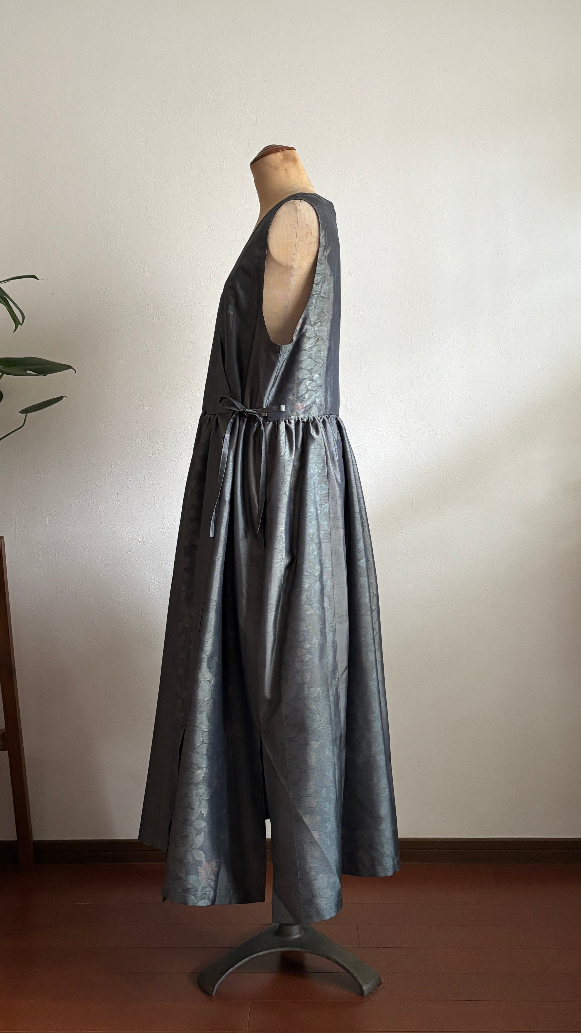 19－＼ 枝垂れ花 －SHIDAREBANA－ ／ 大島紬カシュクールワンピース  身幅53cm  着丈118.5cm