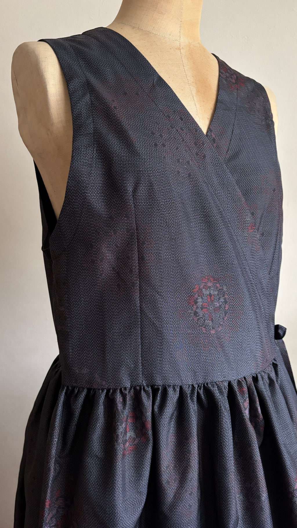 22－＼ 紅粒 －BENITSUBU－ ／大島紬カシュクールワンピース  身幅48cm  着丈116cm
