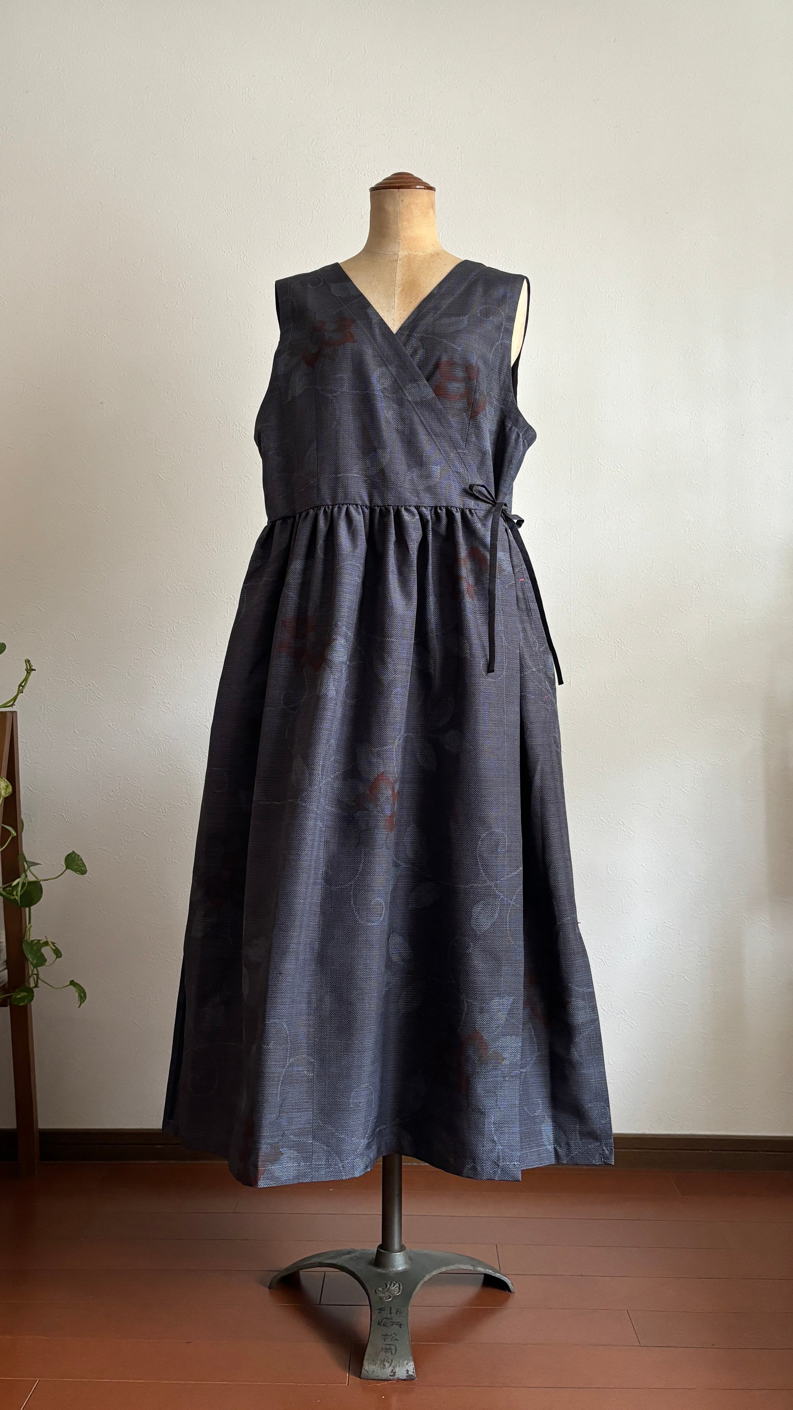 20－ ＼ 紅あやめ －BENIAYAME－ ／  大島紬カシュクールワンピース　身幅53cm  着丈117cm