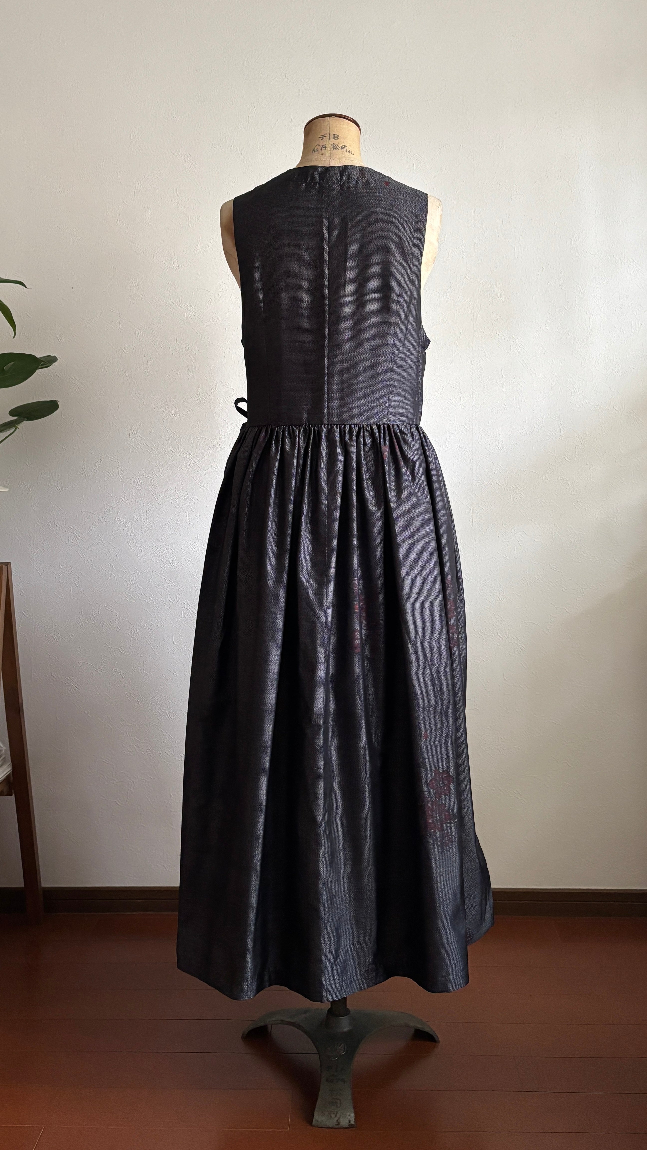 01－＼ 舞うらら －MAIURARA－ ／大島紬カシュクールワンピース  身幅44cm  着丈120cm