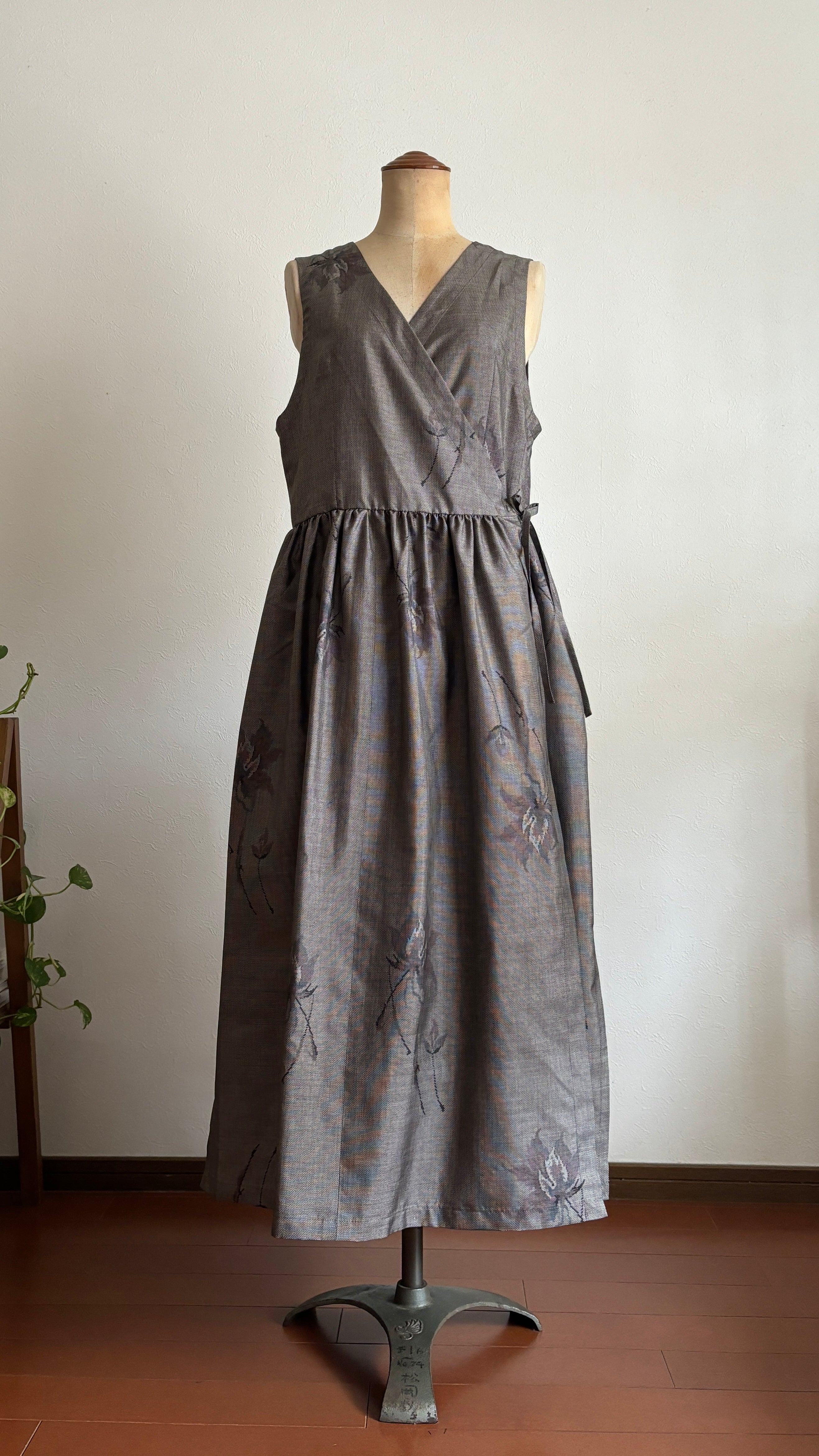 08－＼ 利休更紗 －RIKYUUSARASA－ ／大島紬カシュクールワンピース　身幅48cm  着丈118cm