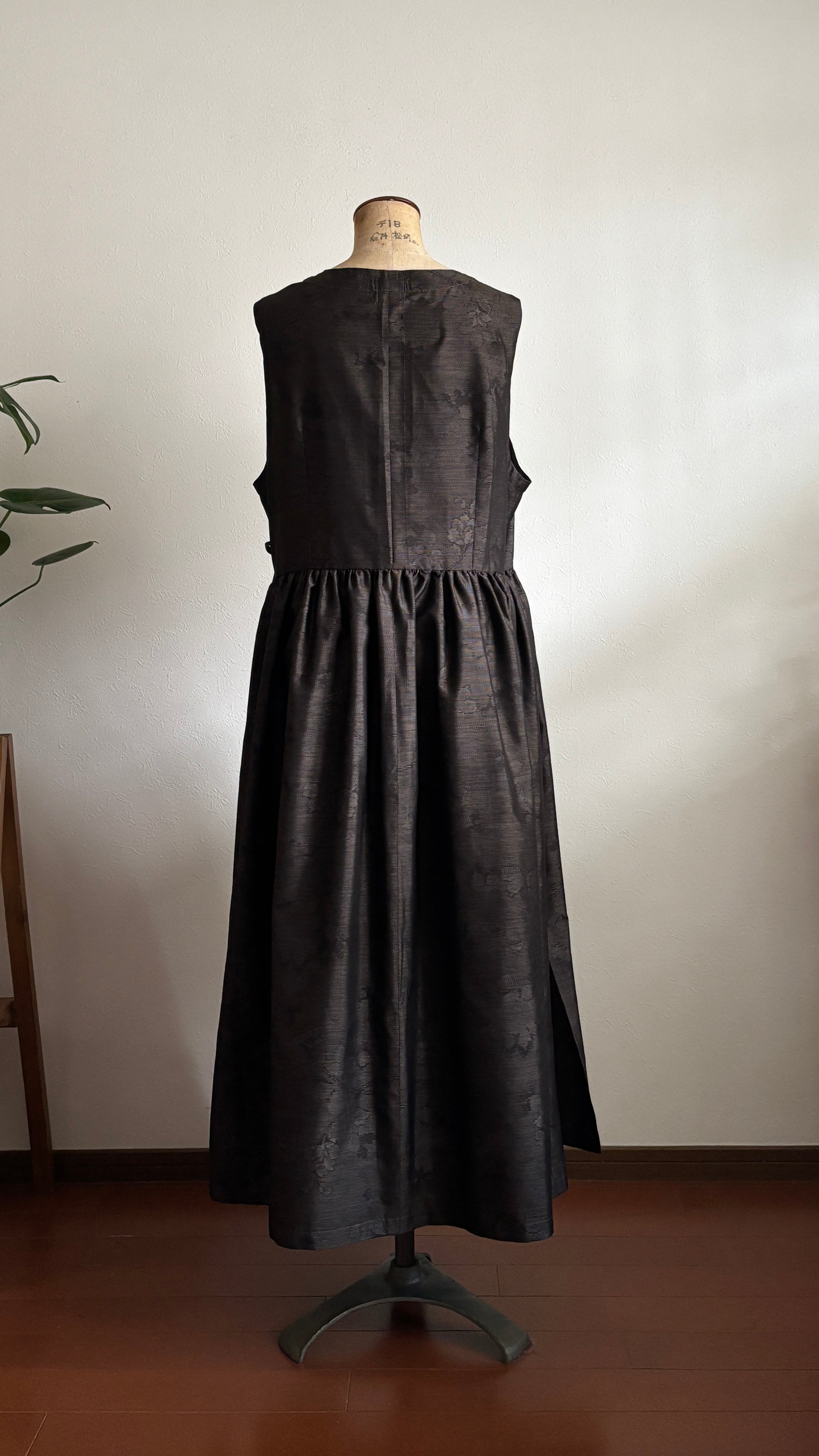 17－＼ 華あそび －HANAASOBI－ ／大島紬カシュクールワンピース  身幅53cm  着丈119.5cm