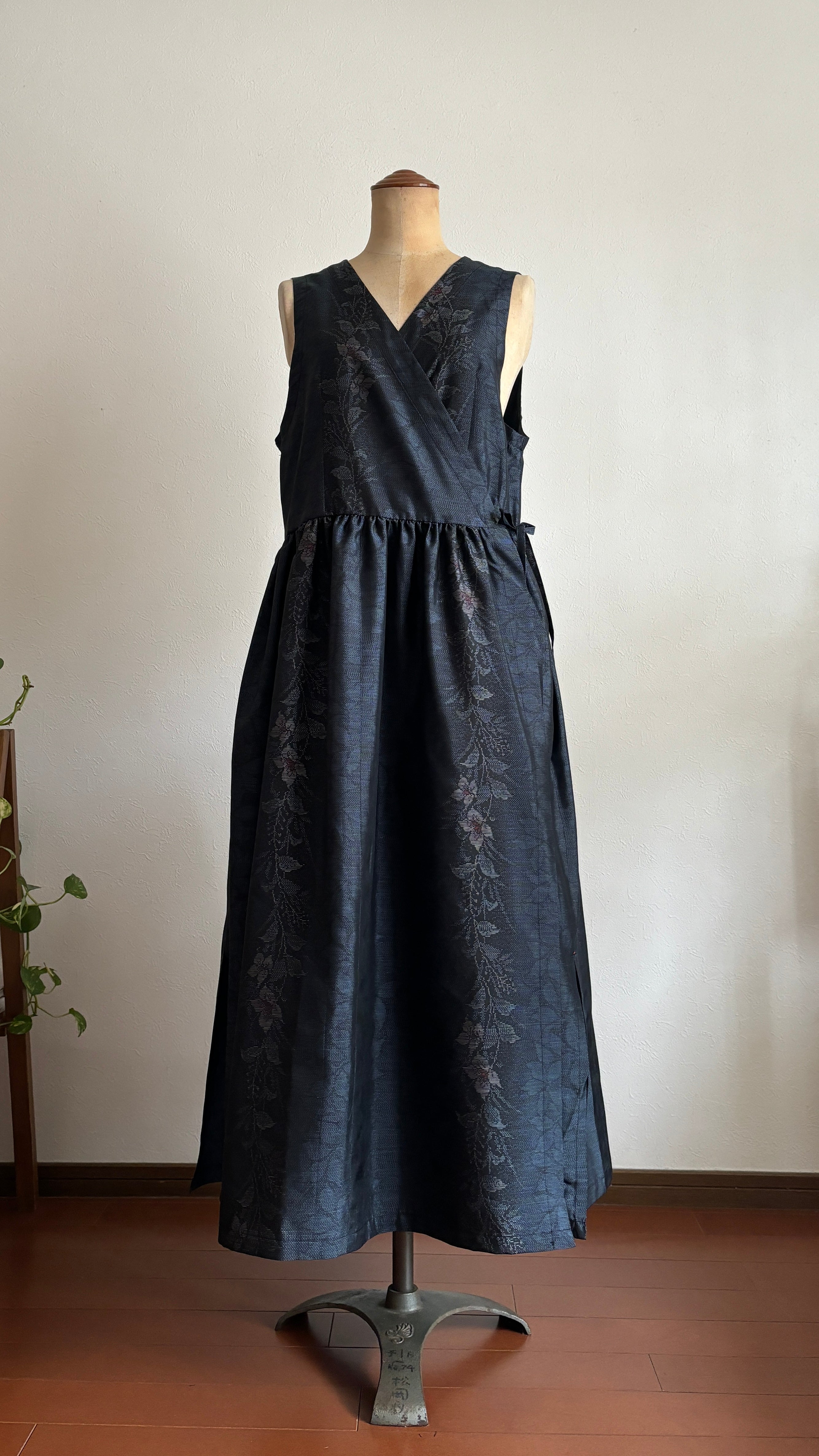 09－＼ 花間道 －HANAKANDOU－ ／ 大島紬カシュクールワンピース　身幅48cm  着丈120cm