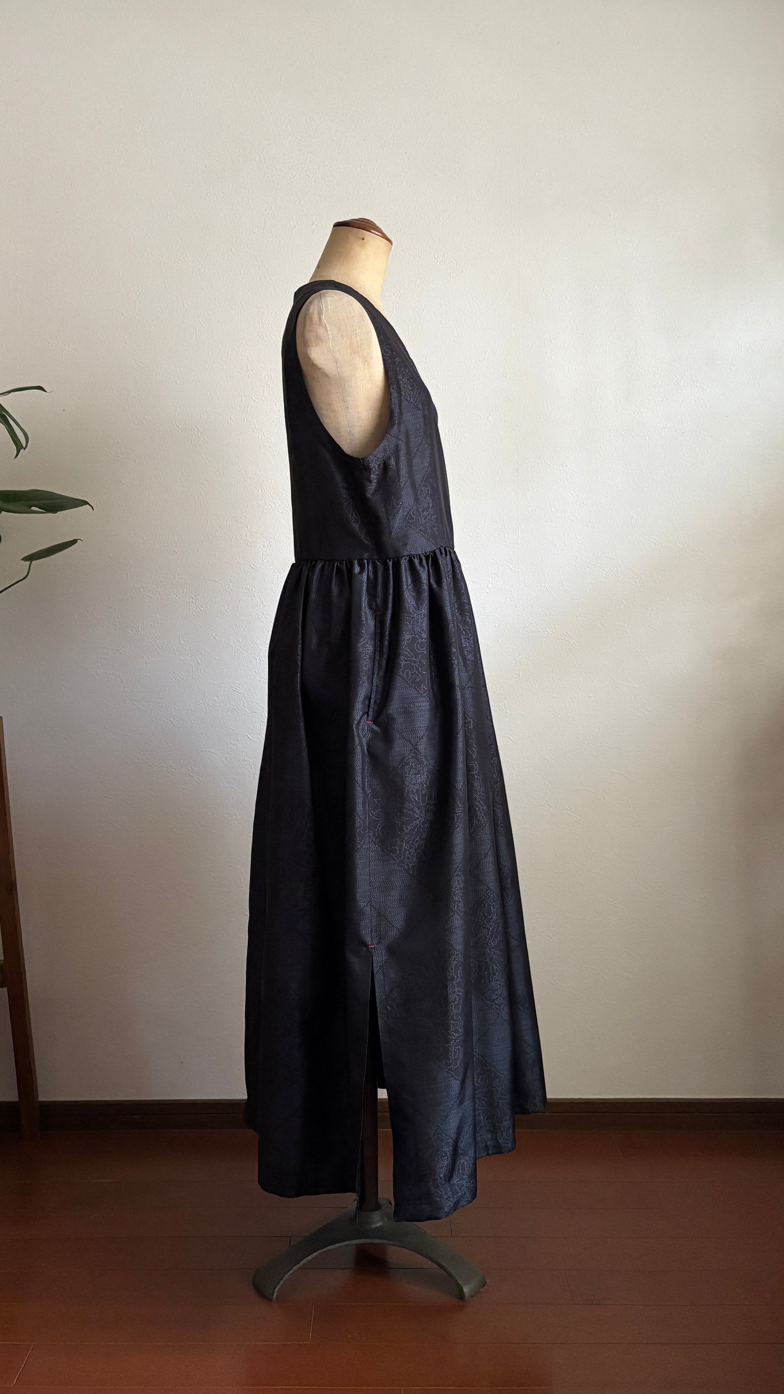 08－＼ 菱折 －HISHIORI－ ／大島紬カシュクールワンピース  身幅48cm  着丈121cm