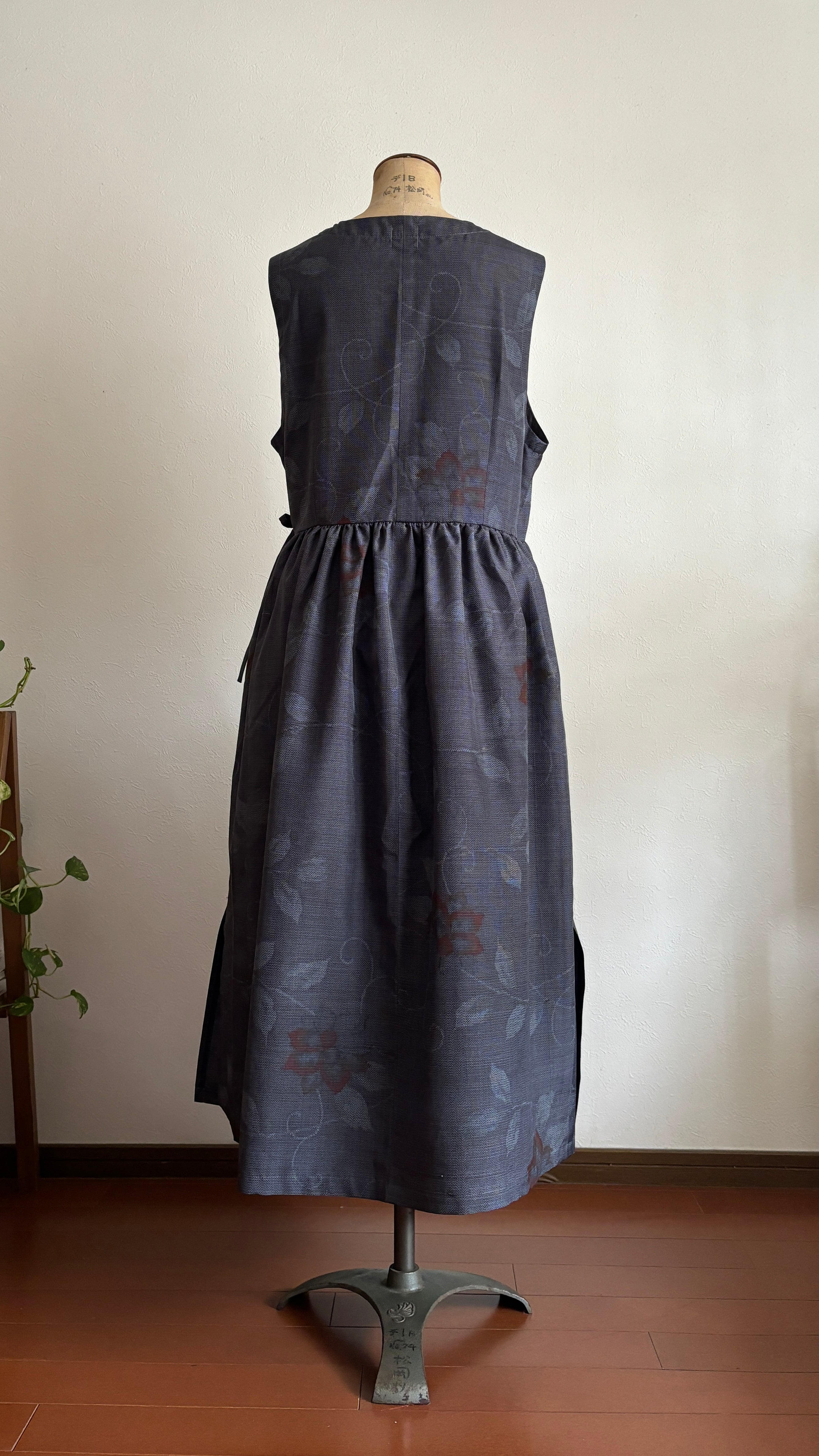 20－ ＼ 紅あやめ －BENIAYAME－ ／  大島紬カシュクールワンピース　身幅53cm  着丈117cm