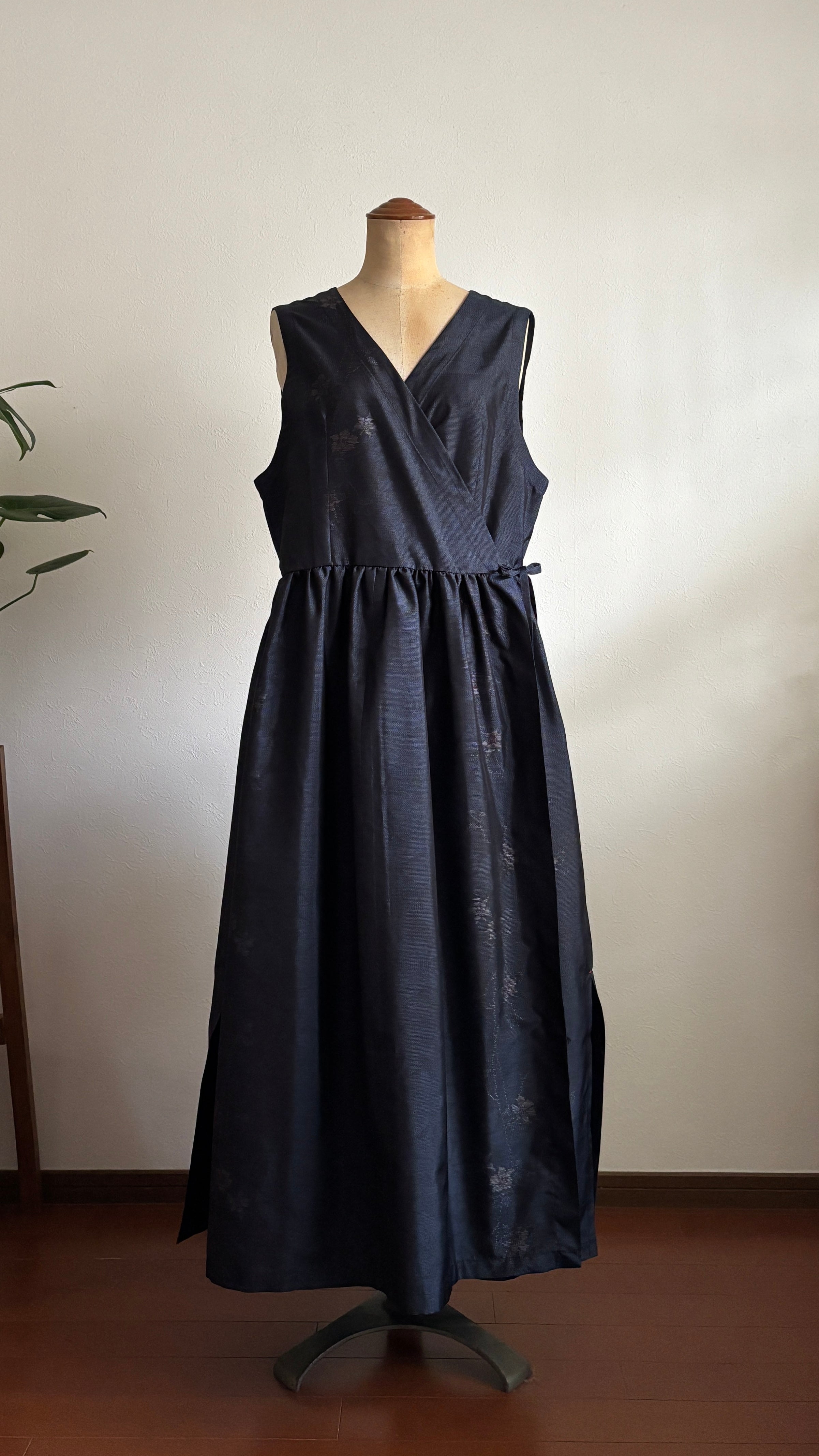 14－＼ 小夜 －SAYO－ ／ 大島紬カシュクールワンピース  身幅53cm  着丈122.5cm