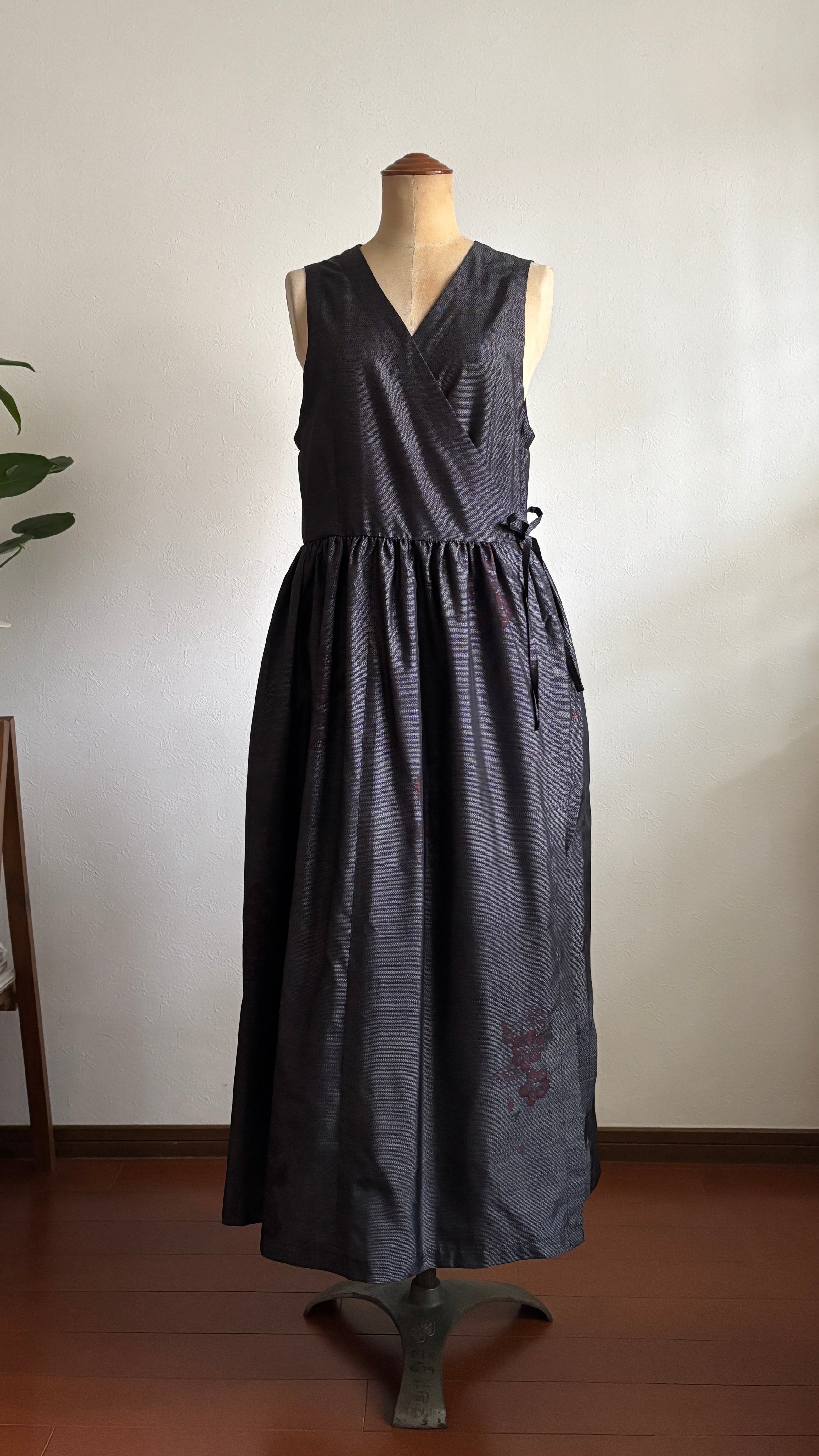 01－＼ 舞うらら －MAIURARA－ ／大島紬カシュクールワンピース  身幅44cm  着丈120cm