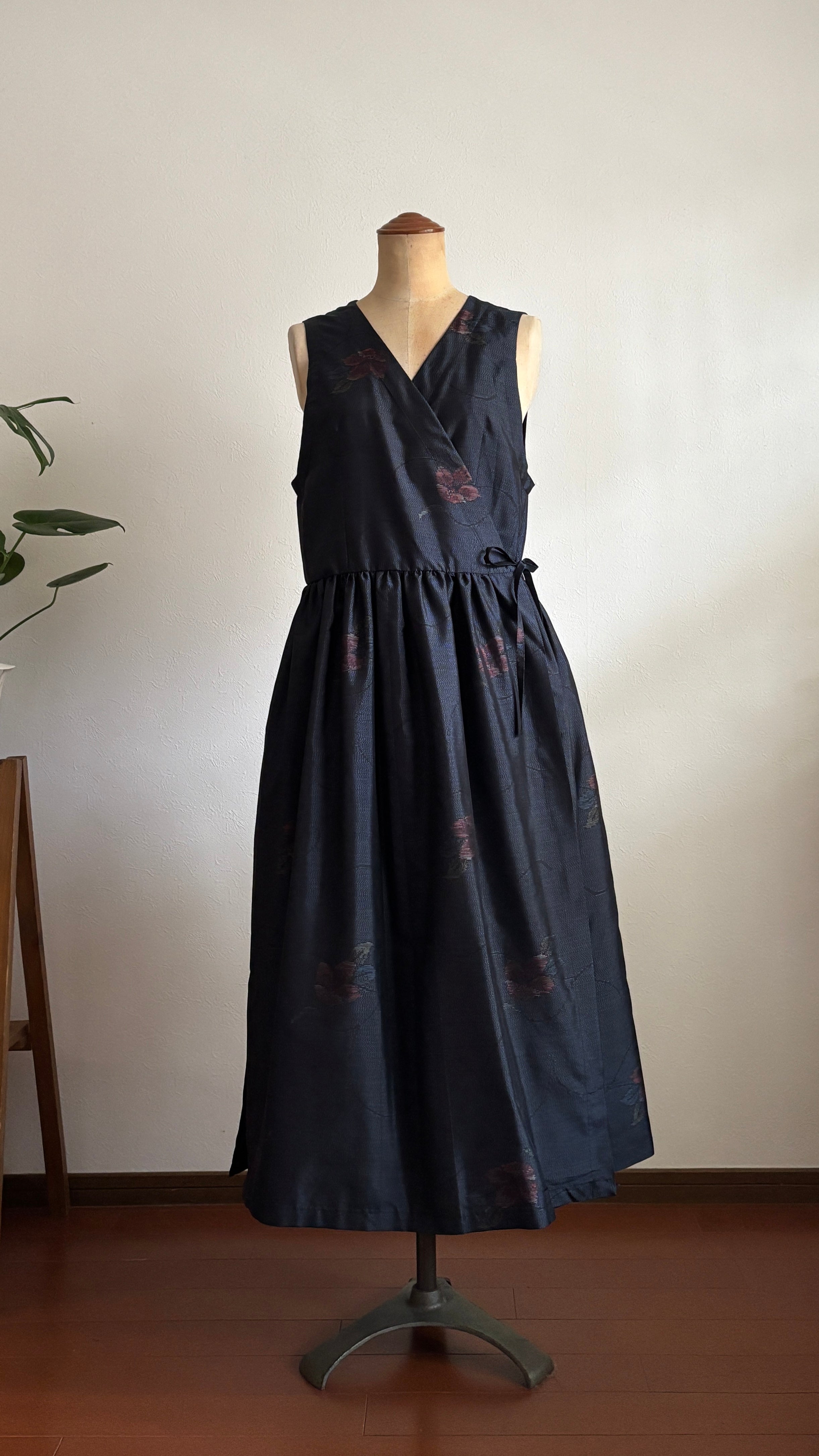 10－＼ 花結び －HANAMUSUBI－ ／ 大島紬カシュクールワンピース  身幅48cm  着丈116cm