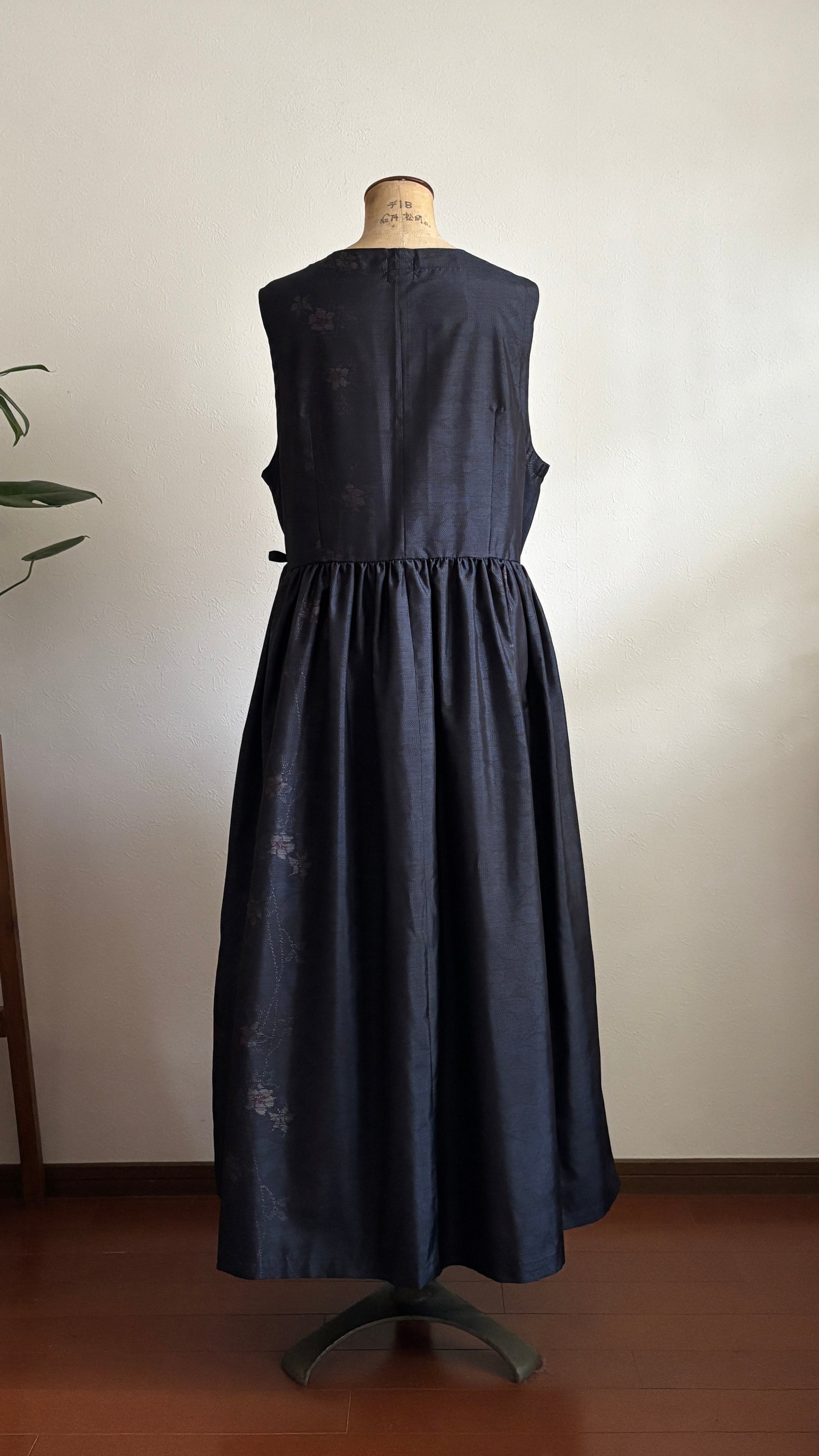 14－＼ 小夜 －SAYO－ ／ 大島紬カシュクールワンピース  身幅53cm  着丈122.5cm