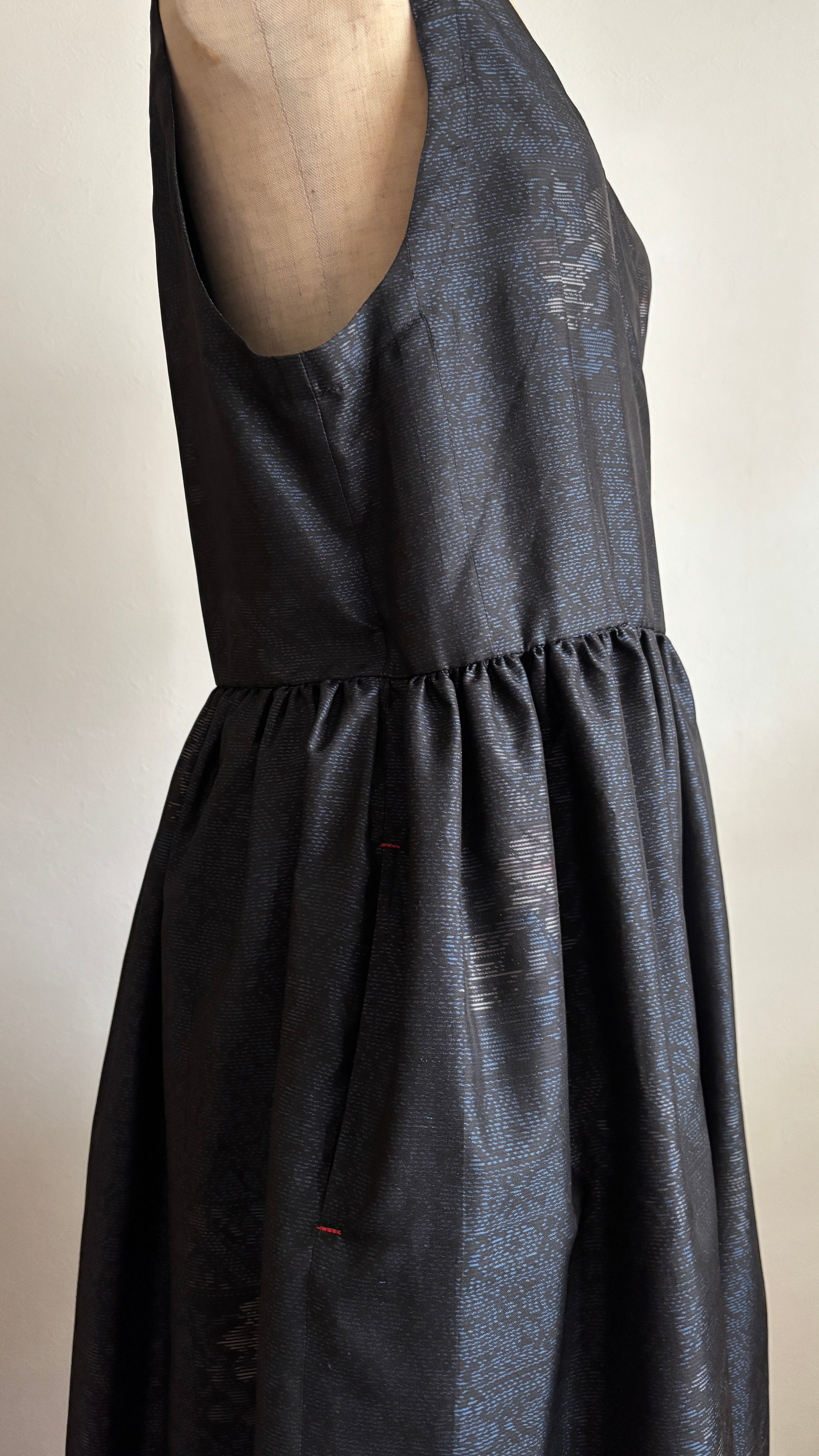 07－＼ 濡花 －NUREBANA－ ／ 大島紬カシュクールワンピース  身幅48cm  着丈118cm 証紙付き