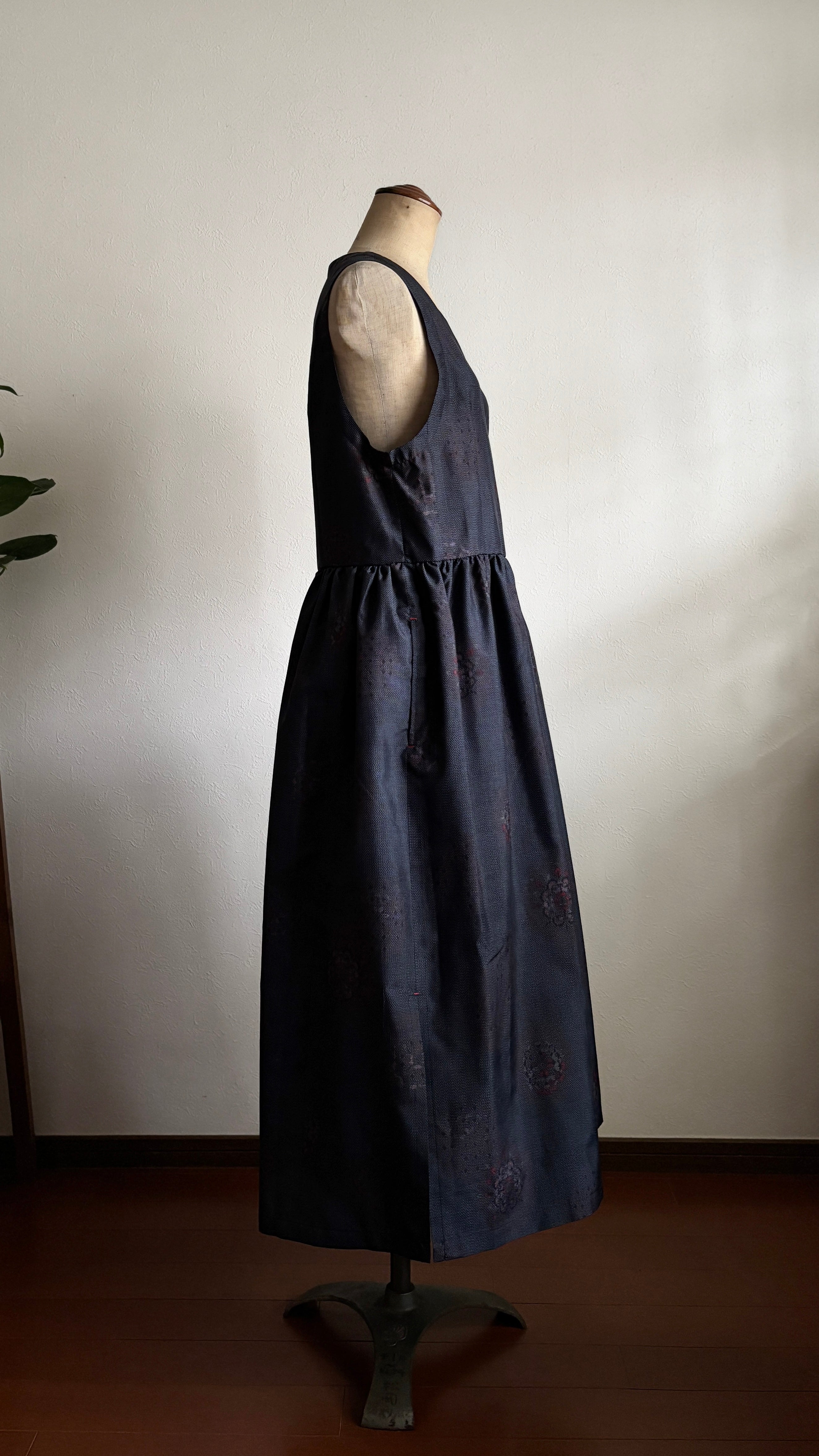 22－＼ 紅粒 －BENITSUBU－ ／大島紬カシュクールワンピース  身幅48cm  着丈116cm