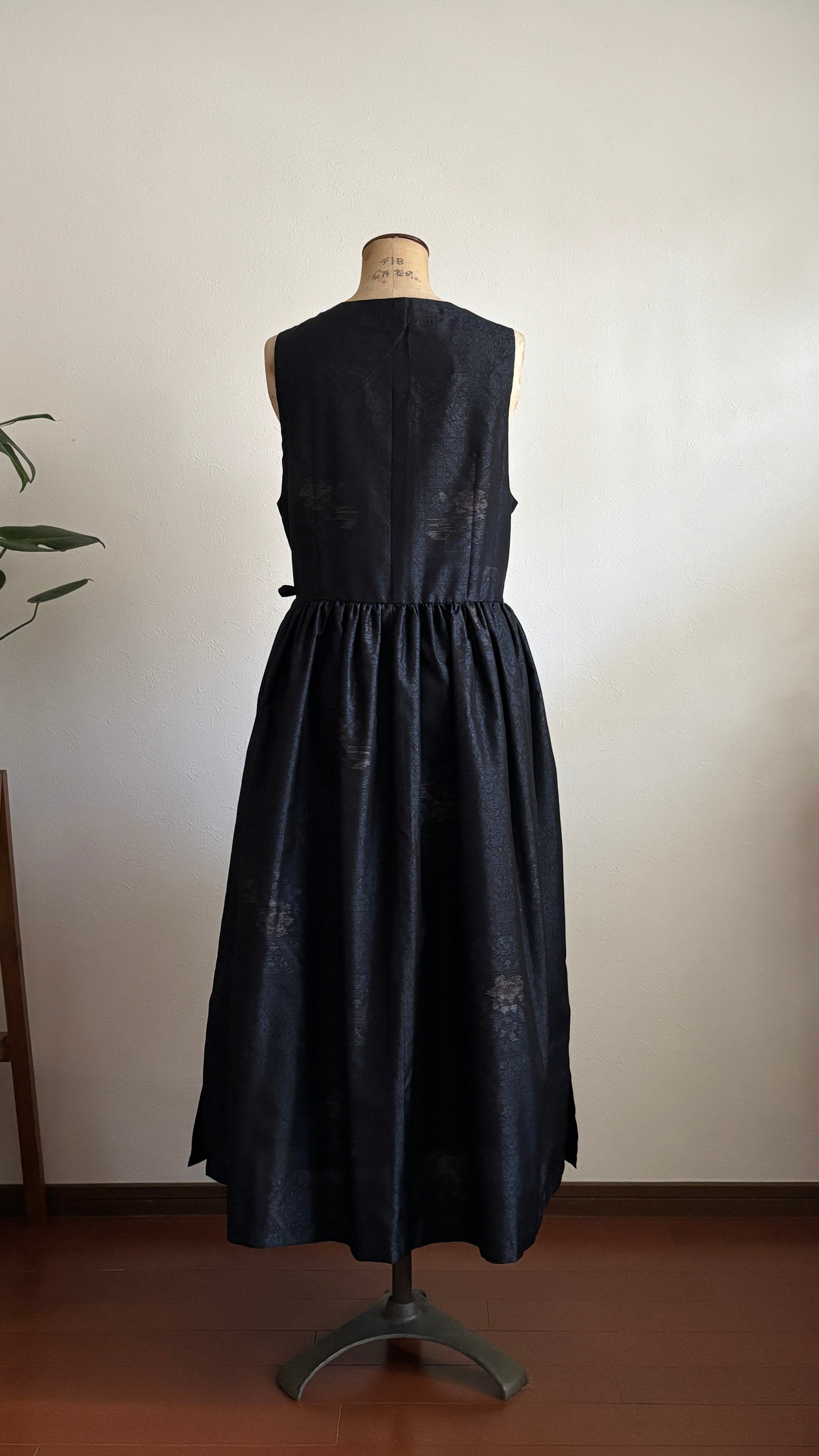 07－＼ 濡花 －NUREBANA－ ／ 大島紬カシュクールワンピース  身幅48cm  着丈118cm 証紙付き
