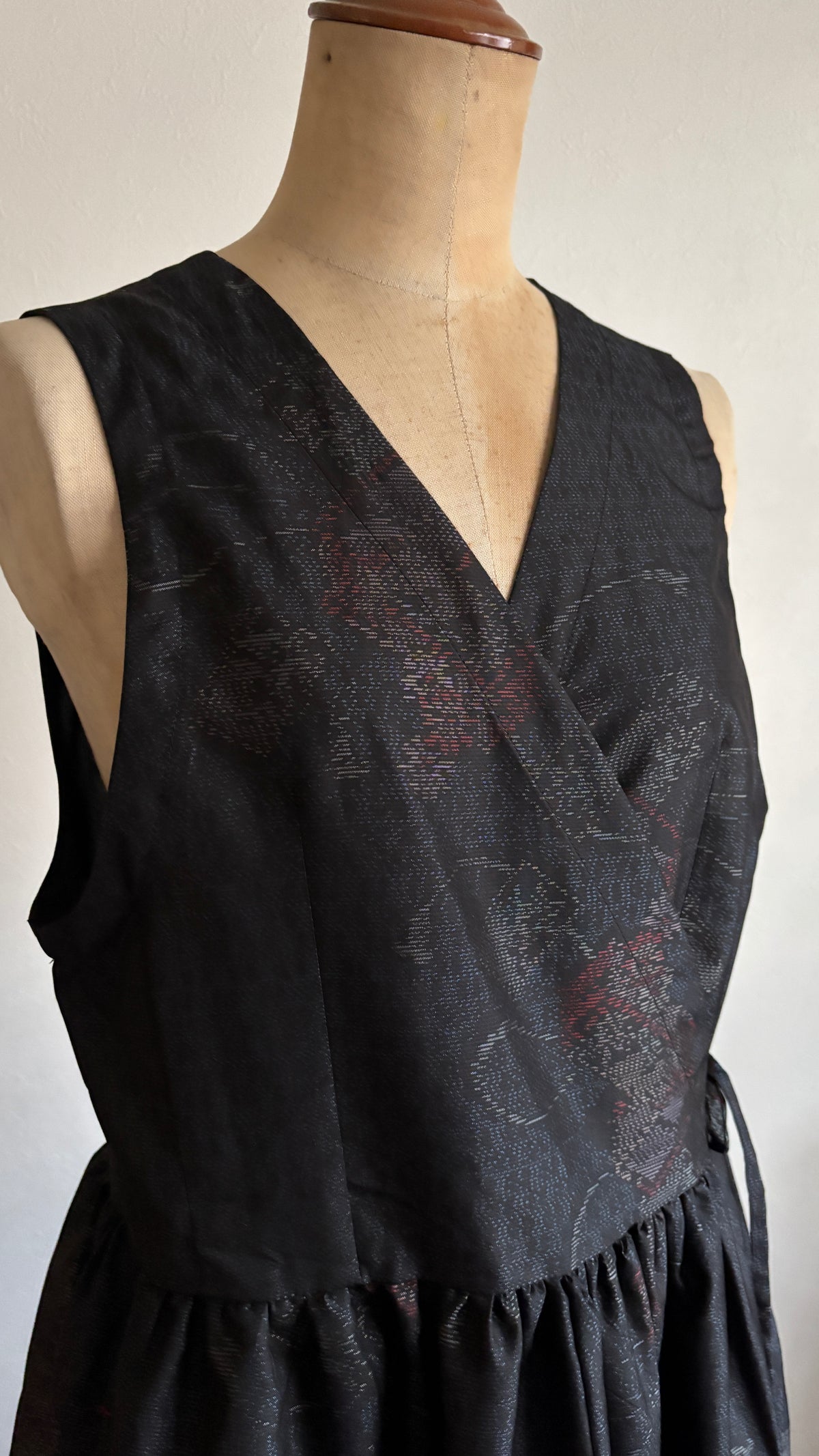 15－＼ 絲 －ITO－ ／大島紬カシュクールワンピース　身幅48cm  着丈116.5cm