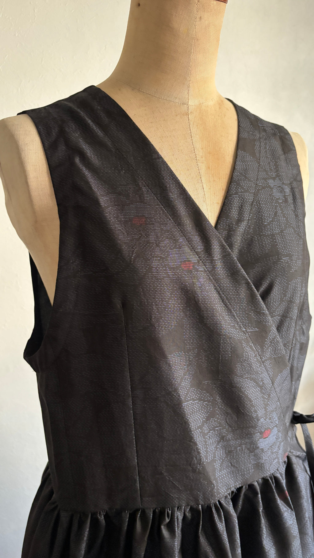 18－＼ 朔 －SAKU－ ／大島紬カシュクールワンピース　身幅48cm  着丈118cm