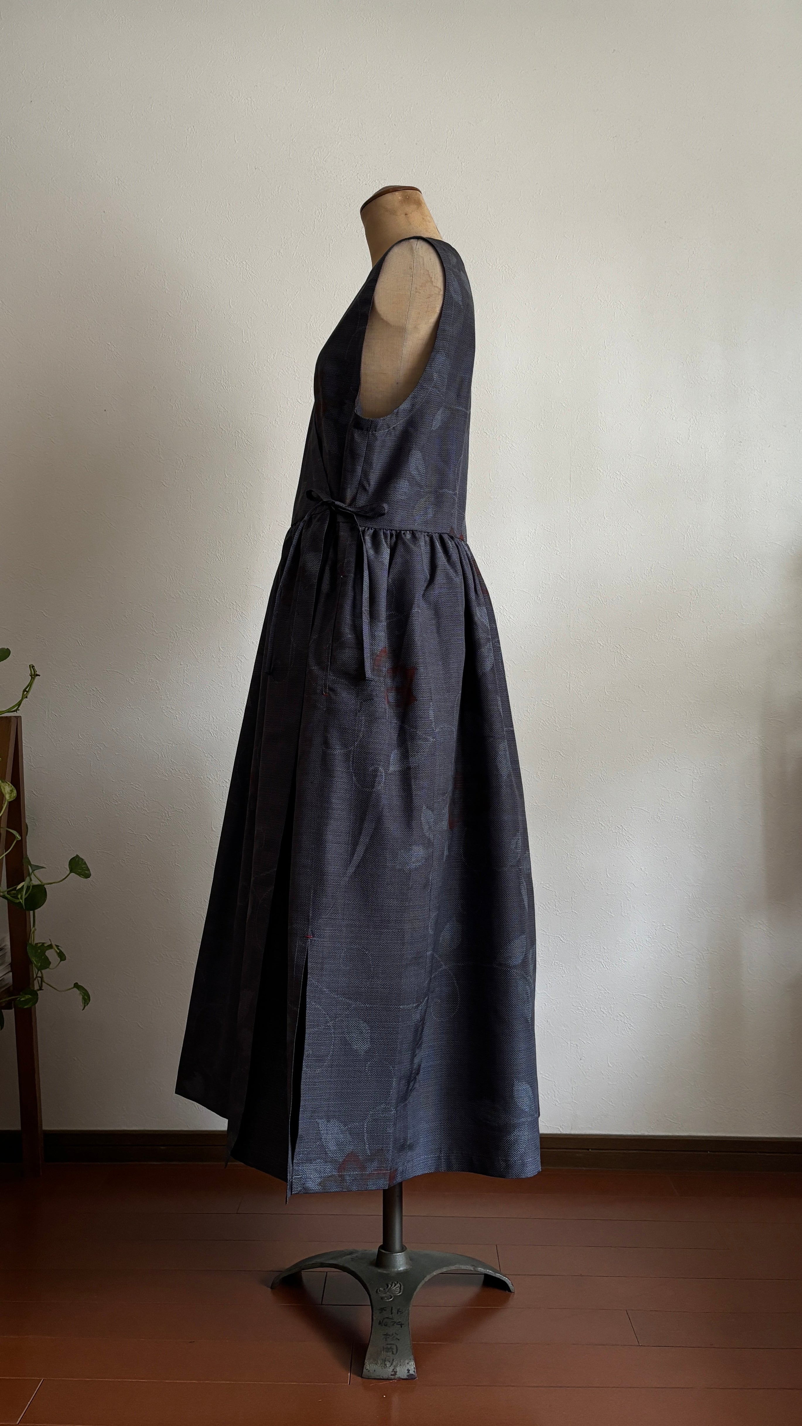 20－ ＼ 紅あやめ －BENIAYAME－ ／  大島紬カシュクールワンピース　身幅53cm  着丈117cm