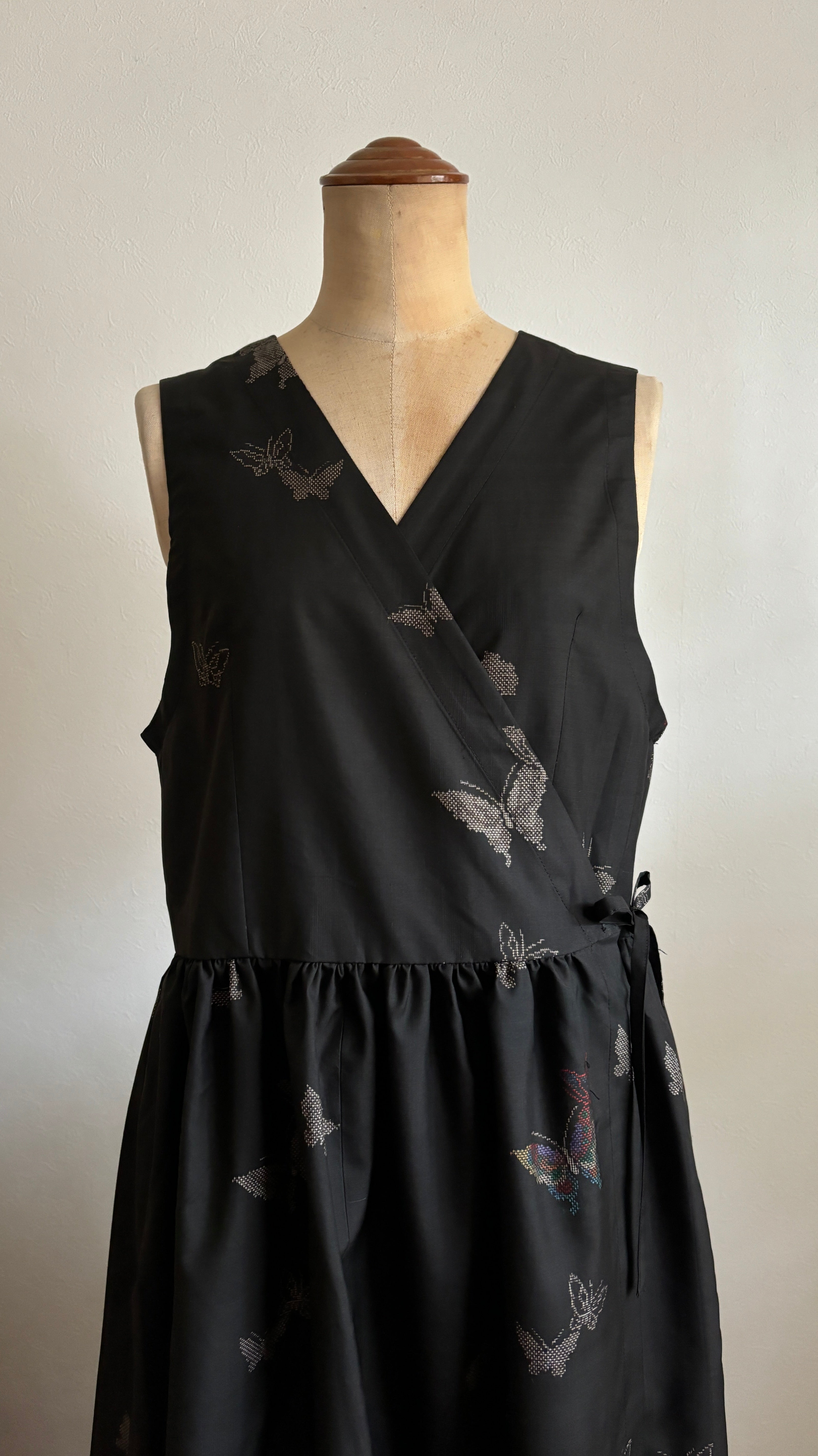 11－＼ 舞遊蝶 －MAIYUUCHOU－ ／  大島紬カシュクールワンピース　身幅48cm  着丈117.5cm