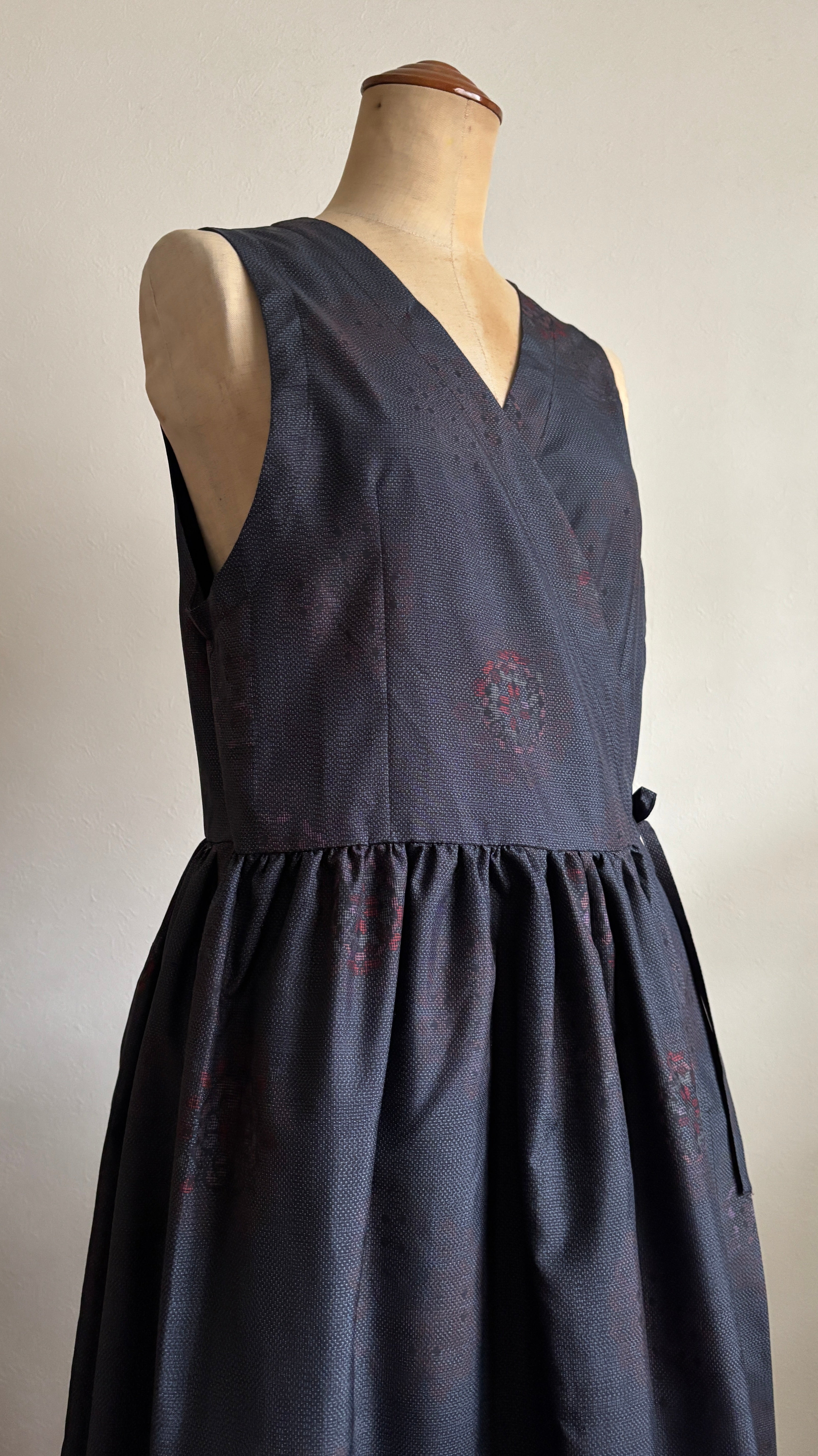 22－＼ 紅粒 －BENITSUBU－ ／大島紬カシュクールワンピース  身幅48cm  着丈116cm